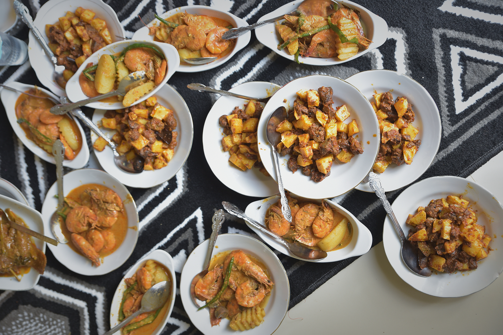 spicy shrimp and meat curry sauce dining food