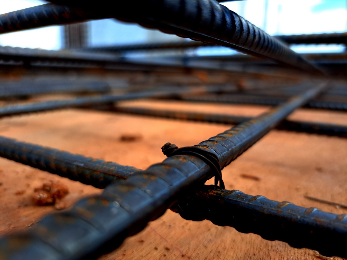 钢筋使用前的准备工作：清洁、平直