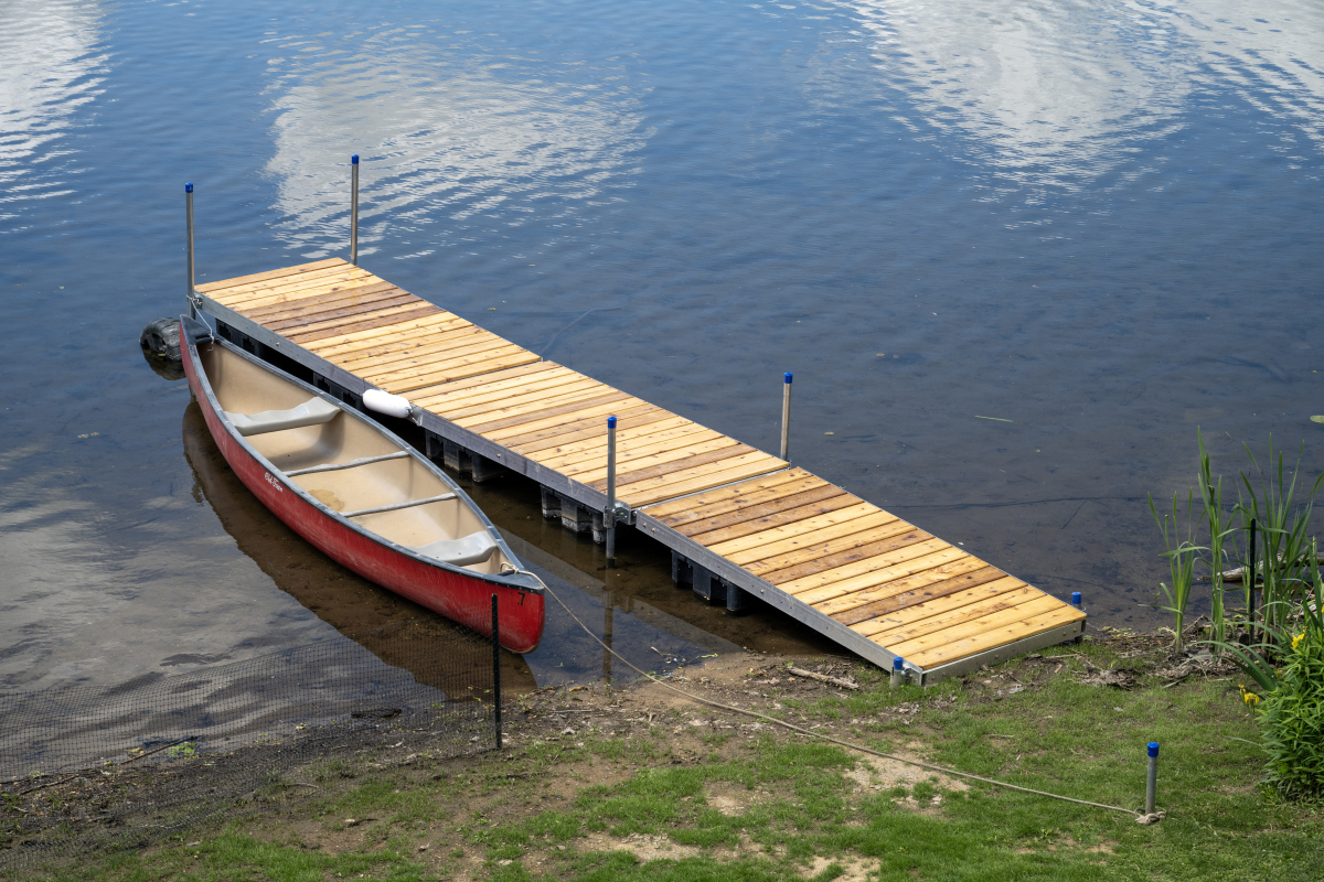 船体横梁尺寸船体横梁的尺寸会根据船的大小和用途而有所不同。一般来说大型商业船舶的船体横梁尺寸可能达到数米甚至十几米而小型私人船只的船体横梁尺寸则可能只有数十厘米至一米左右。此外船体横梁的尺寸还会受到船体结构和材料等因素的影响。快艇横梁的尺寸