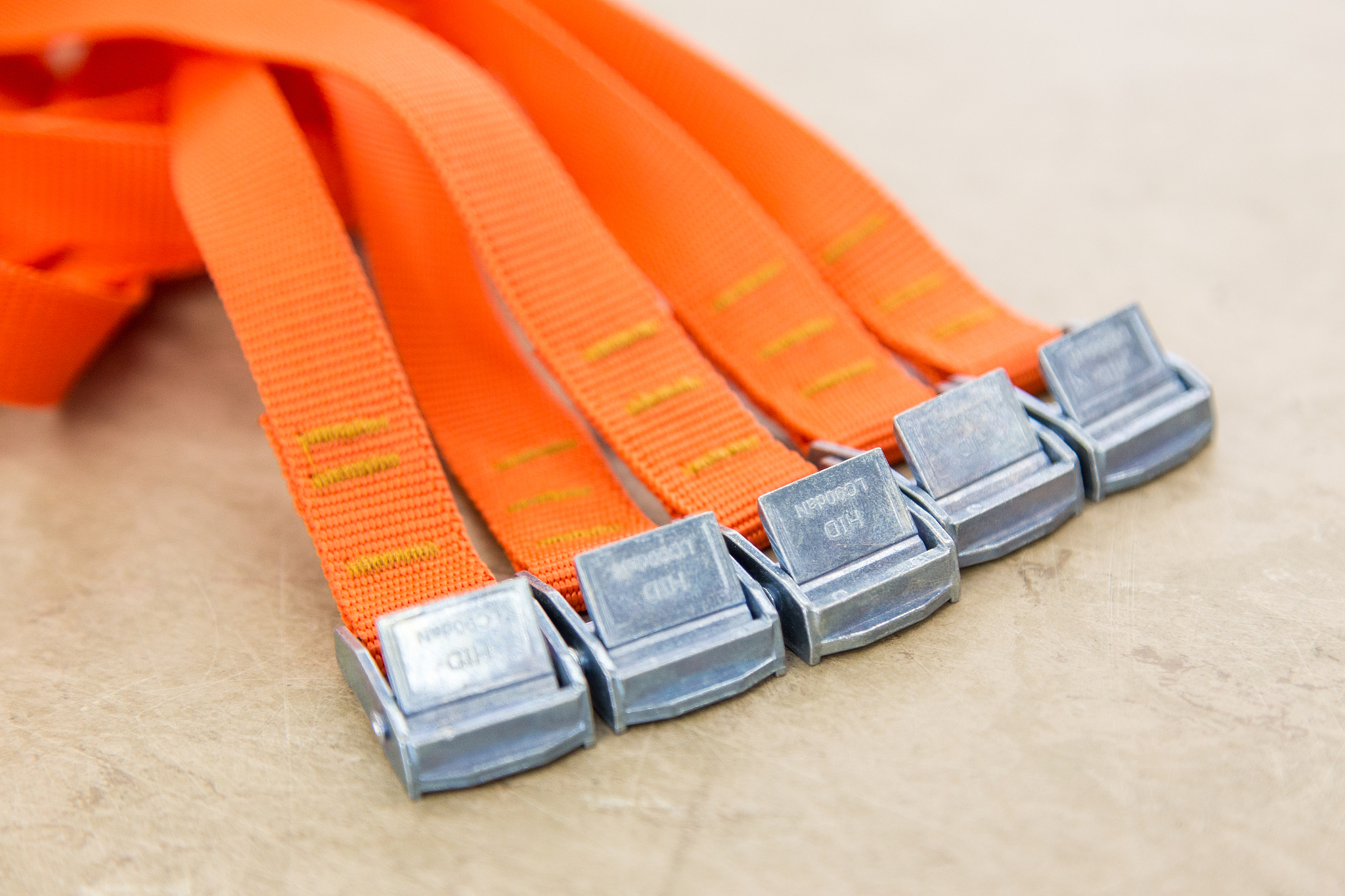 请翻译绑扎带收紧器被应用于每一条绑扎带以便船员航行中进一步加固。