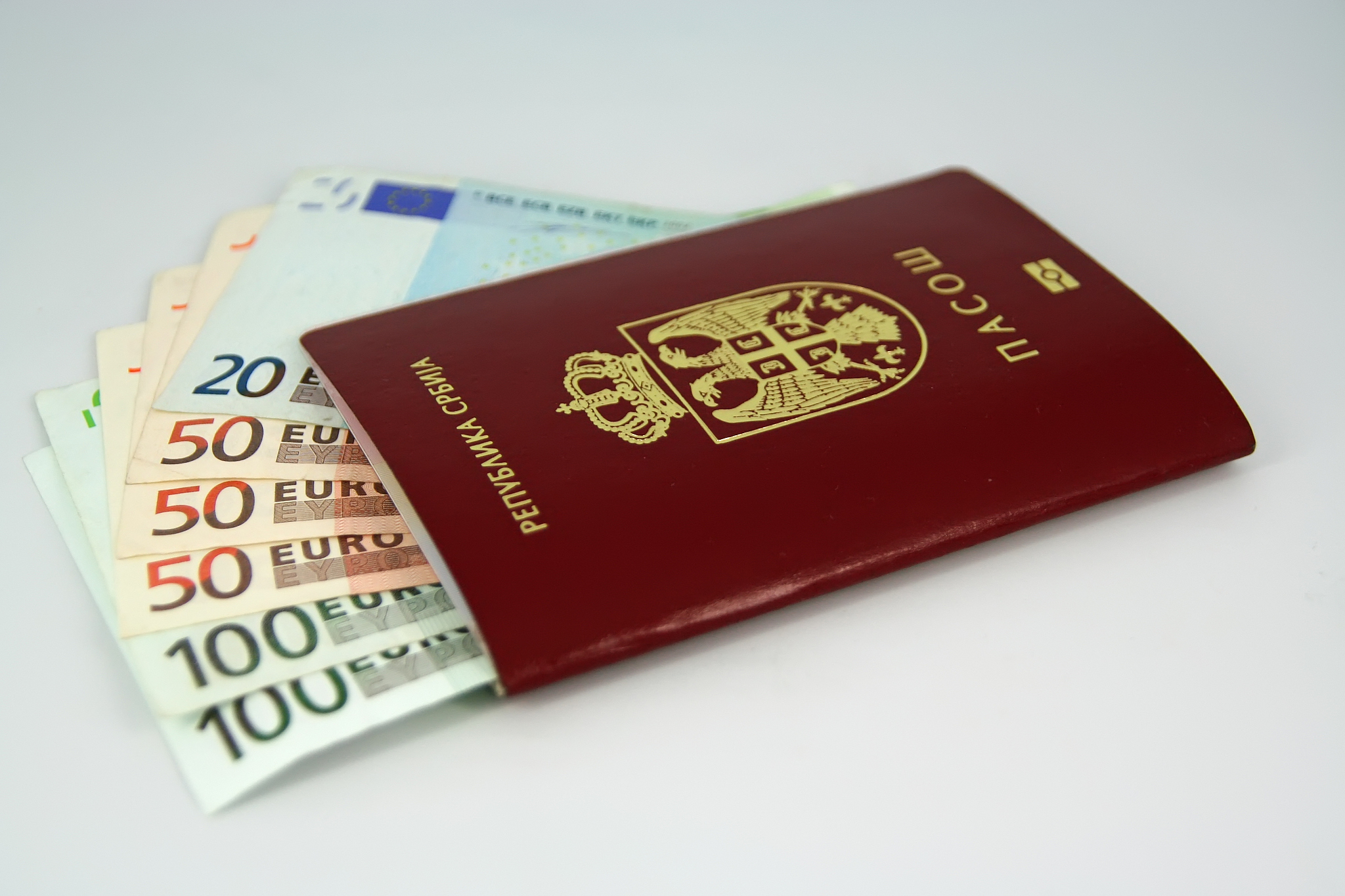 从香港入境可以带多少港币帮我用200字详细描述