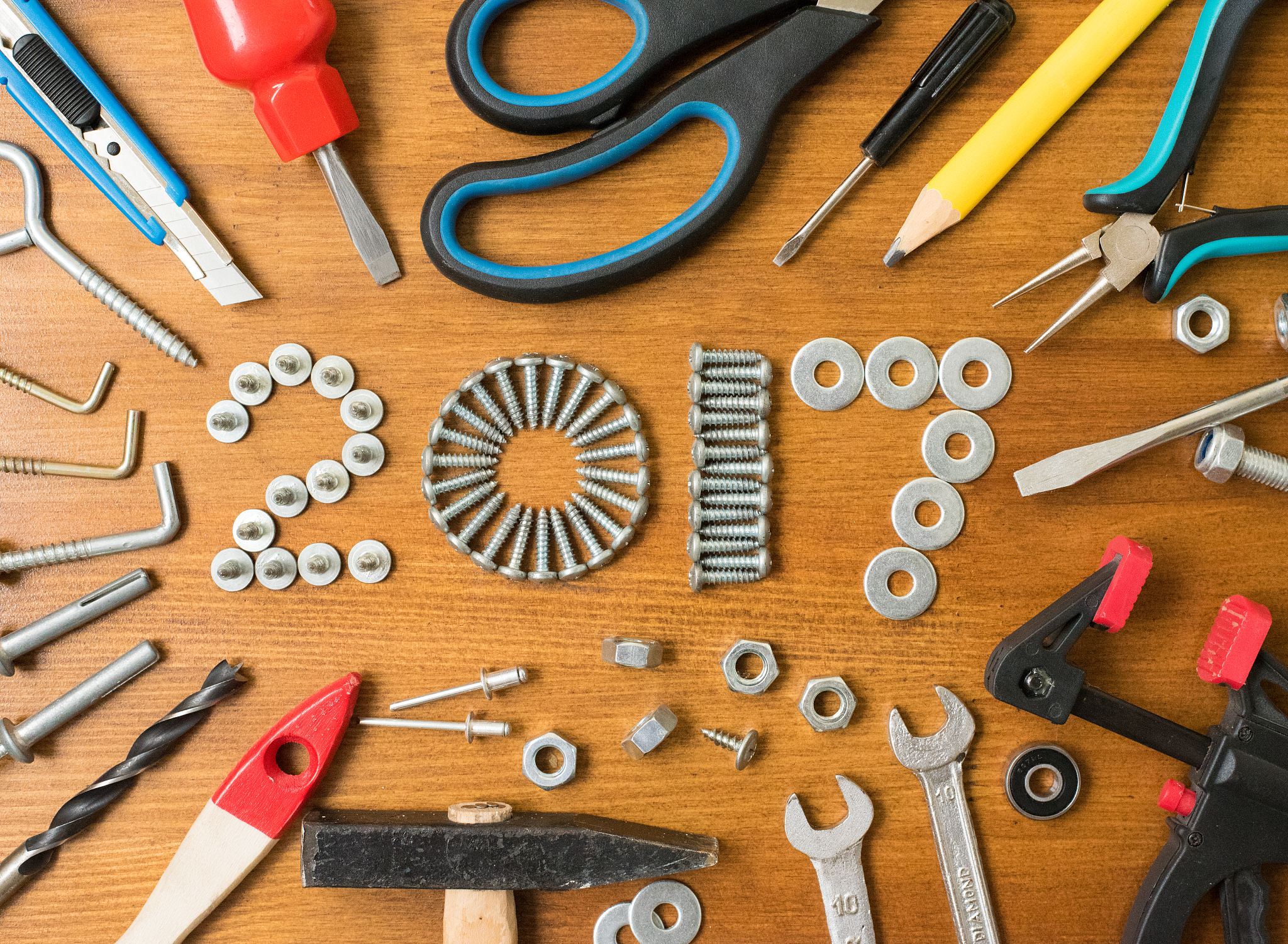 计划开一个五金百货的商店。帮忙起一个店名。并给一个合适的文案或活动。不是游玩类型。请正规输出