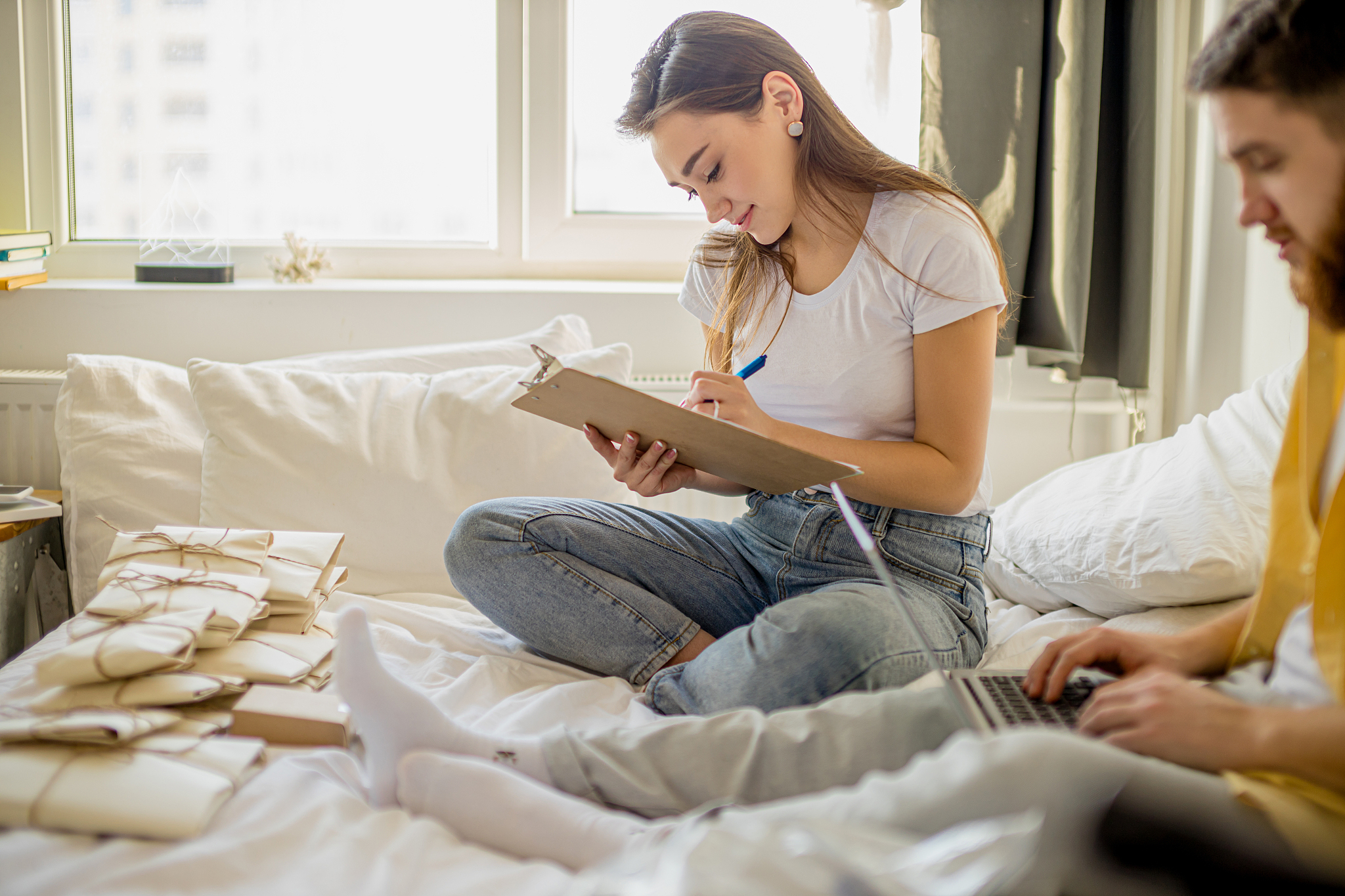 关于乔迁那天带哪些东西？以下两个回答中各自的优缺点是什么？请尽可能多的详细分点作答。答案1：乔迁是一个喜庆的事情带些合适的东西去新房可以增加喜气和祝福。根据网上的信息乔迁带什么东西有以下几种选择：碗筷：碗筷是日常生活必需品换新家也要换新碗筷既能保证卫生又能寓意吉祥。花卉：花卉可以美化环境也可以象征美好的愿望如百合代表百年好合君子兰代表高风亮节等。酒水：酒水是庆祝的象征也可以增加气氛和欢乐如红酒代表