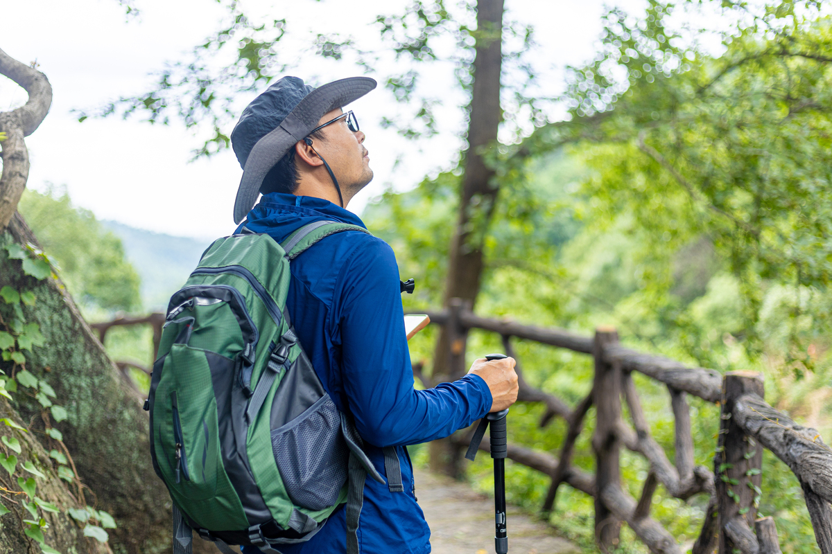 新手短途徒步，有必要穿冲锋衣吗？户外服饰选购指南