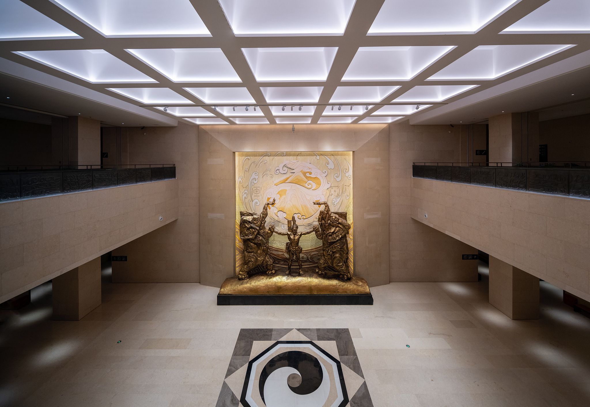 将下面的话换一种说法：为了符合国内外博物馆的发展趋势以及满足国内需求丝绸之路博物馆需要提供更加公共、开放的交流场所。作为城市公共文化建筑该博物馆不仅要为参观者提供活动交流场所还要为城市规划做出贡献为周围市民提供活动场所以激活这片区域的活力。设计开放的屋顶露台和路径可以为观展人员提供休闲空间同时为周围市民提供屋顶漫步活动场所无需进入建筑内部。此外博物馆内部空间应采用退台式和对角式的中空空间设计以提供
