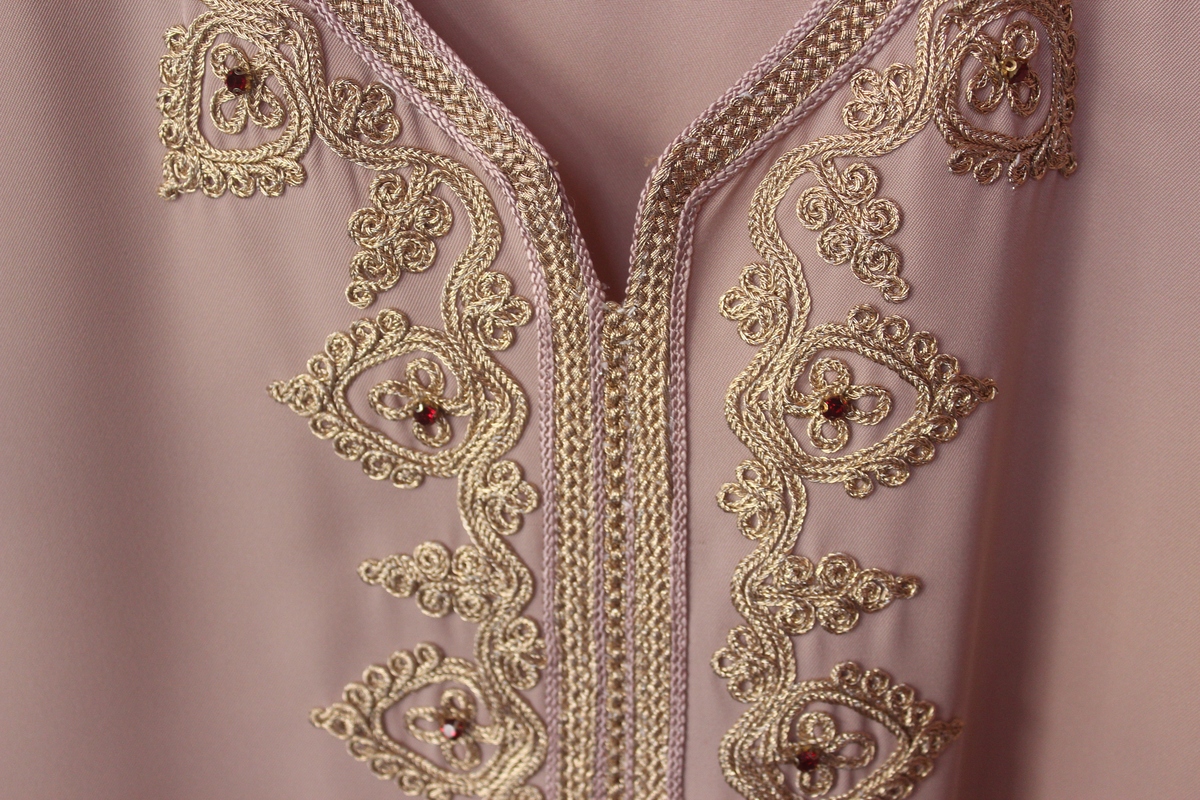 服装设计专业当前采用钉珠绣珠片绣大体风格为洛可可艺术风格制作服装论文题目《钉珠绣在现代服装设计中的应用研究》写一篇论文目录