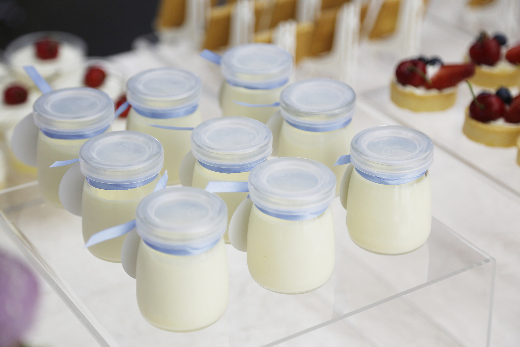 吃货都不知道的知识喝酸奶时盖子上的更好喝因为酸奶能附着在盖子上保留更多的酪蛋白口感更好而且盖子上的酸奶能保持新鲜度和口感。这个文案换个表达方式怎么写