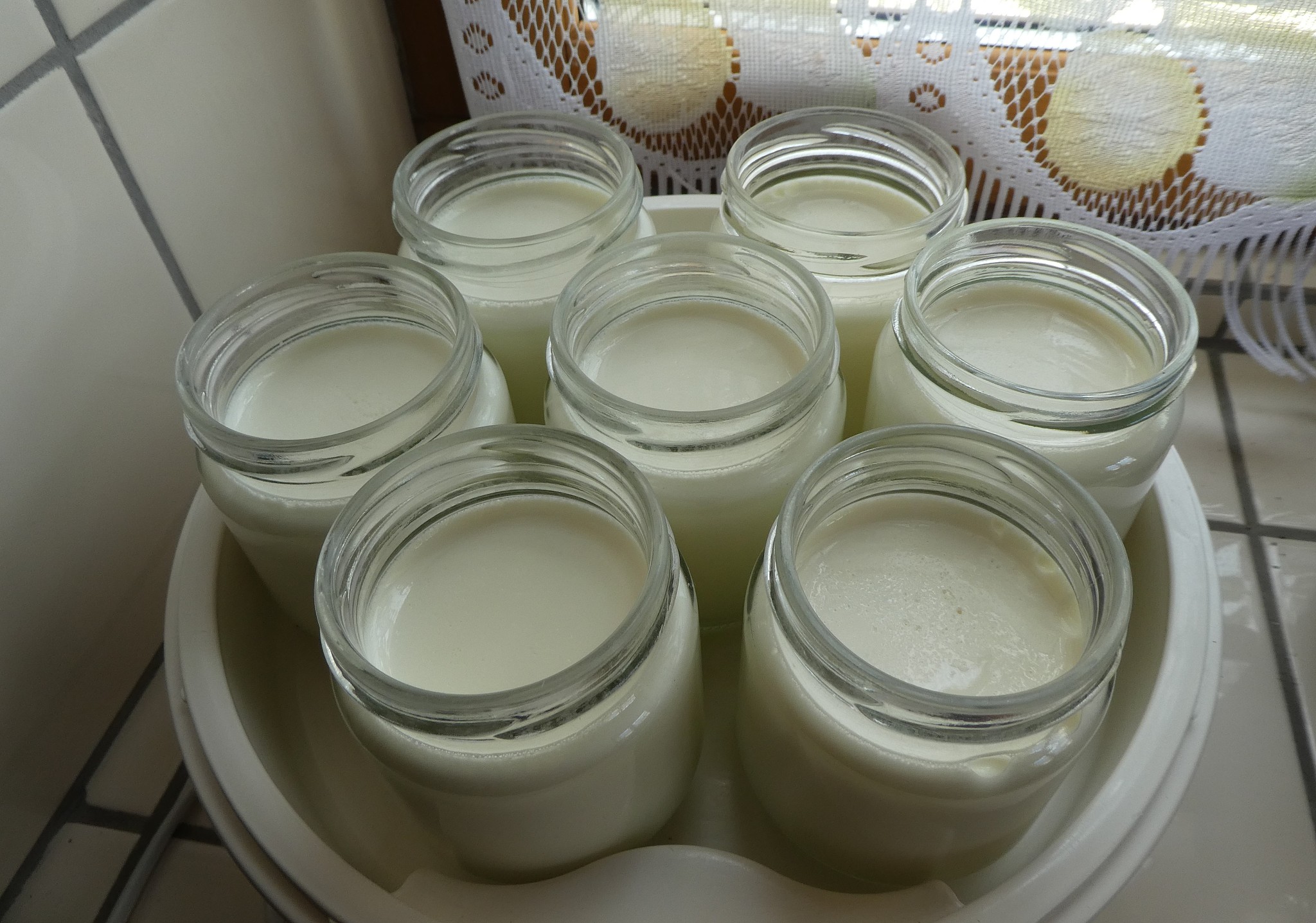 无用的知识酸奶在运输过程中由于颠簸等原因会有部分酸奶甩到瓶盖上随着水分蒸发粘稠度变高酸奶就会更加香醇。所以喝酸奶最重要的就是舔瓶盖。嗯无用的知识又增加了。这个文案换个表述方式还可以怎么写