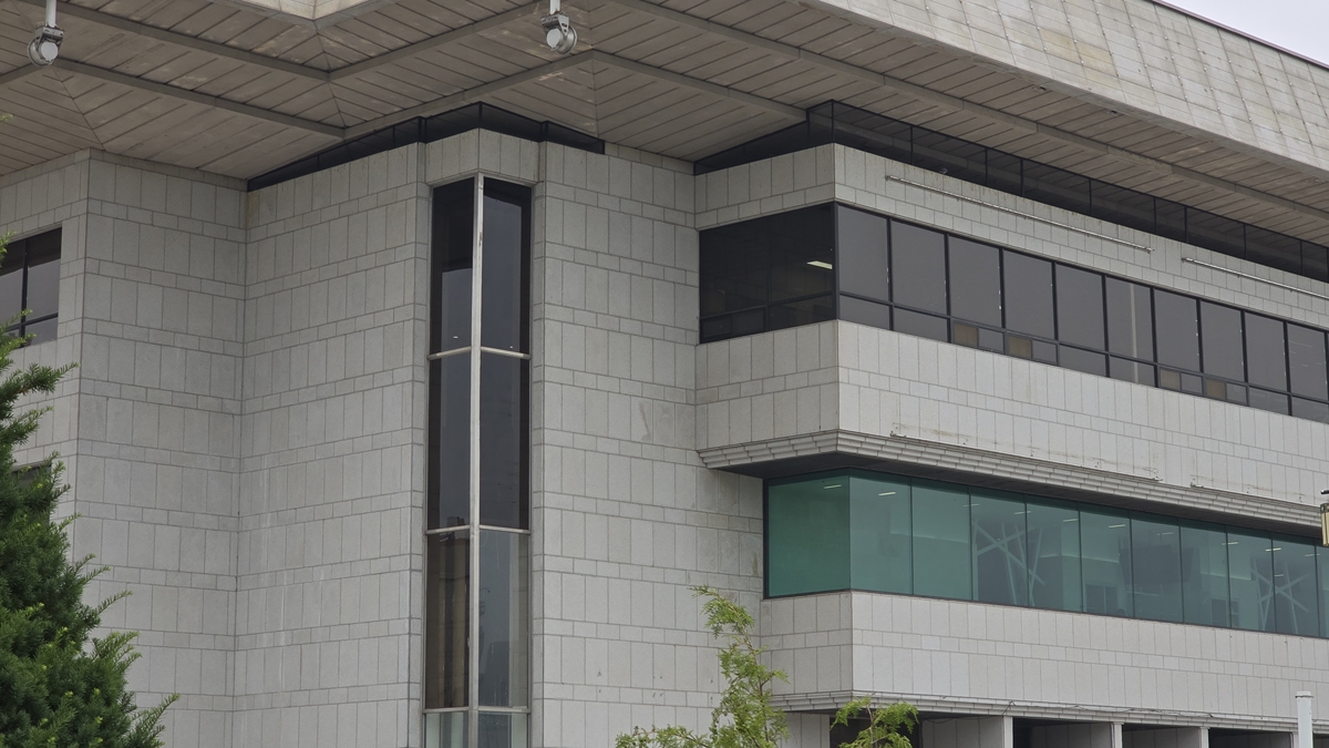 某教学楼墙柱面装饰工程属于什么工程？