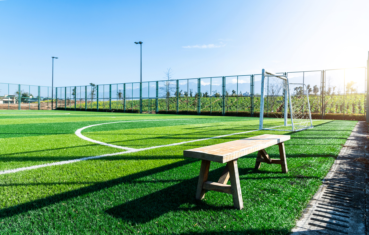 足球场与跑道一体化设计：合理利用空间，确保安全