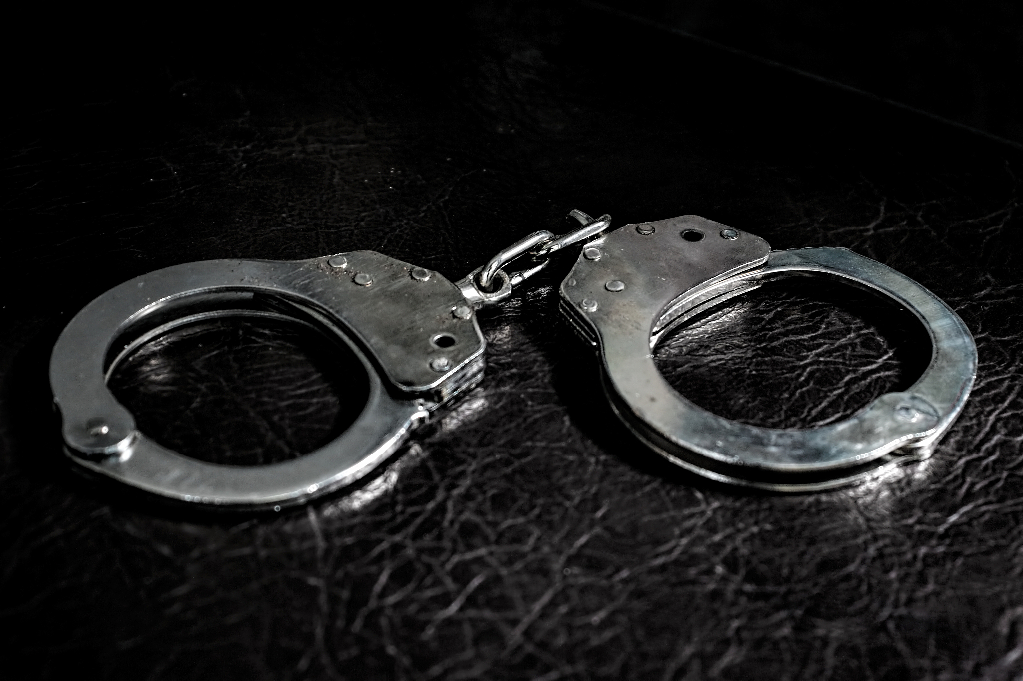 黑色皮革手铐：经典设计，安全可靠