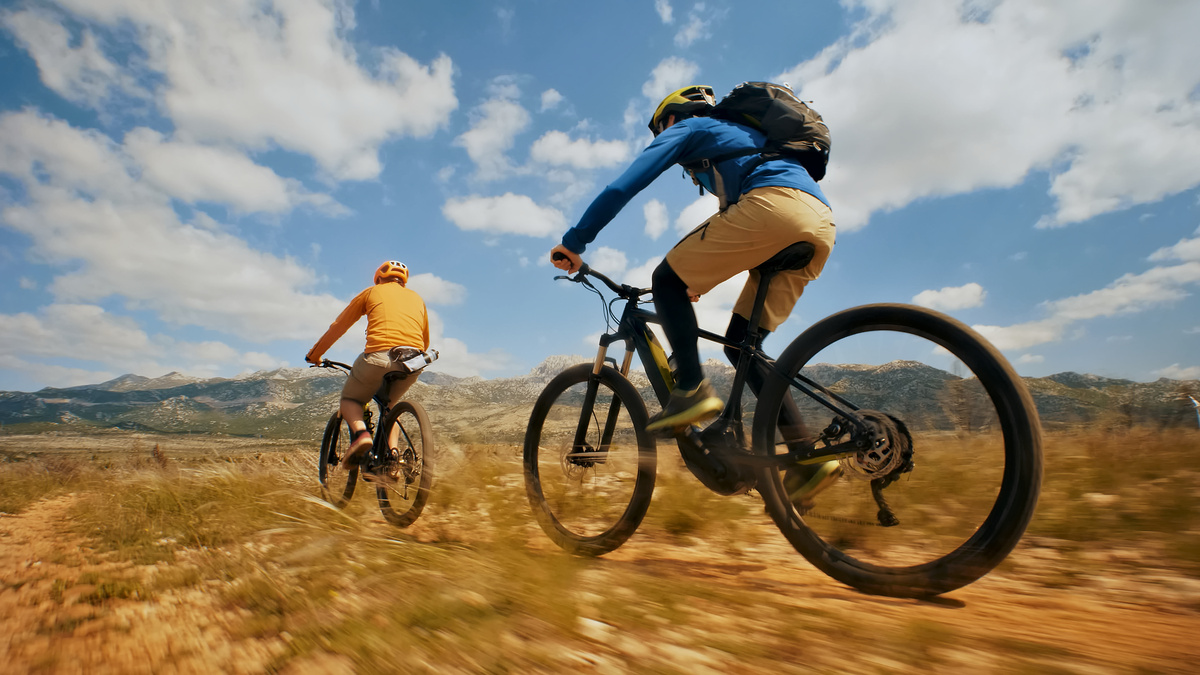 我们主打车型是山地车寓意天方地圆取的首字母MM形状像山倾斜的M设计代表了蜿蜒的山道也代表了速度