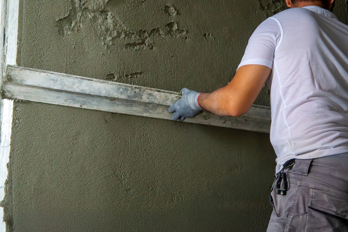 墙面装饰施工方法大全：壁纸、涂料、瓷砖、石材贴法详解