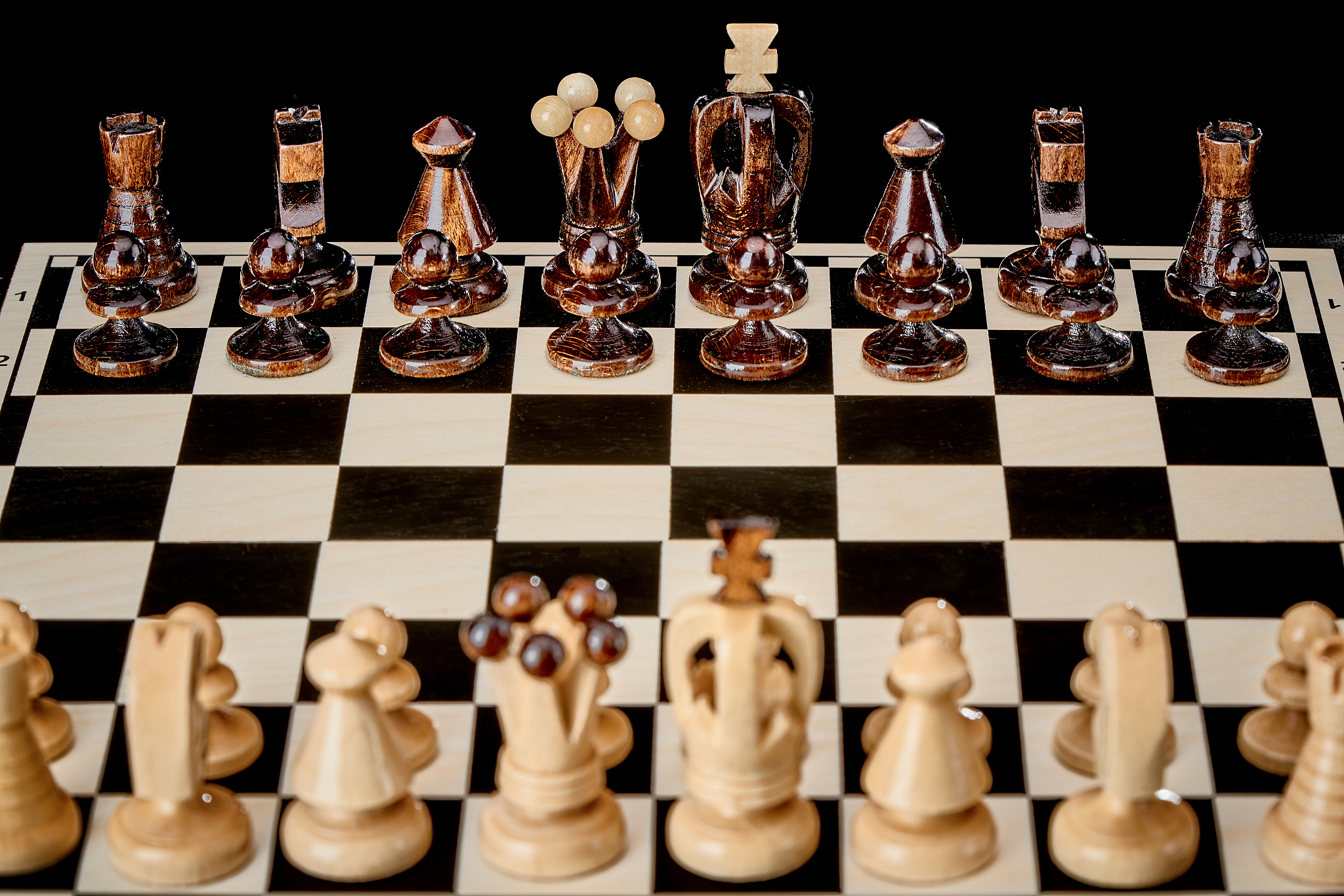 一、什么是国际象棋国际象棋International Chess又称欧洲象棋或西洋棋港澳台地区多采用此说法是一种二人对弈的战略棋盘游戏。国际象棋的棋盘由64个黑白相间的格子组成。黑白棋子各16个多用木或塑胶制成也有用石块制作；较为精美的石头、玻璃水晶或金属制棋子常用作装饰摆设。国际象棋是世界上最受欢迎的游戏之一数以亿计的人们以各种方式下国际象棋。在所有棋盘游戏中国际象棋是一种把战略战术和纯技术融为