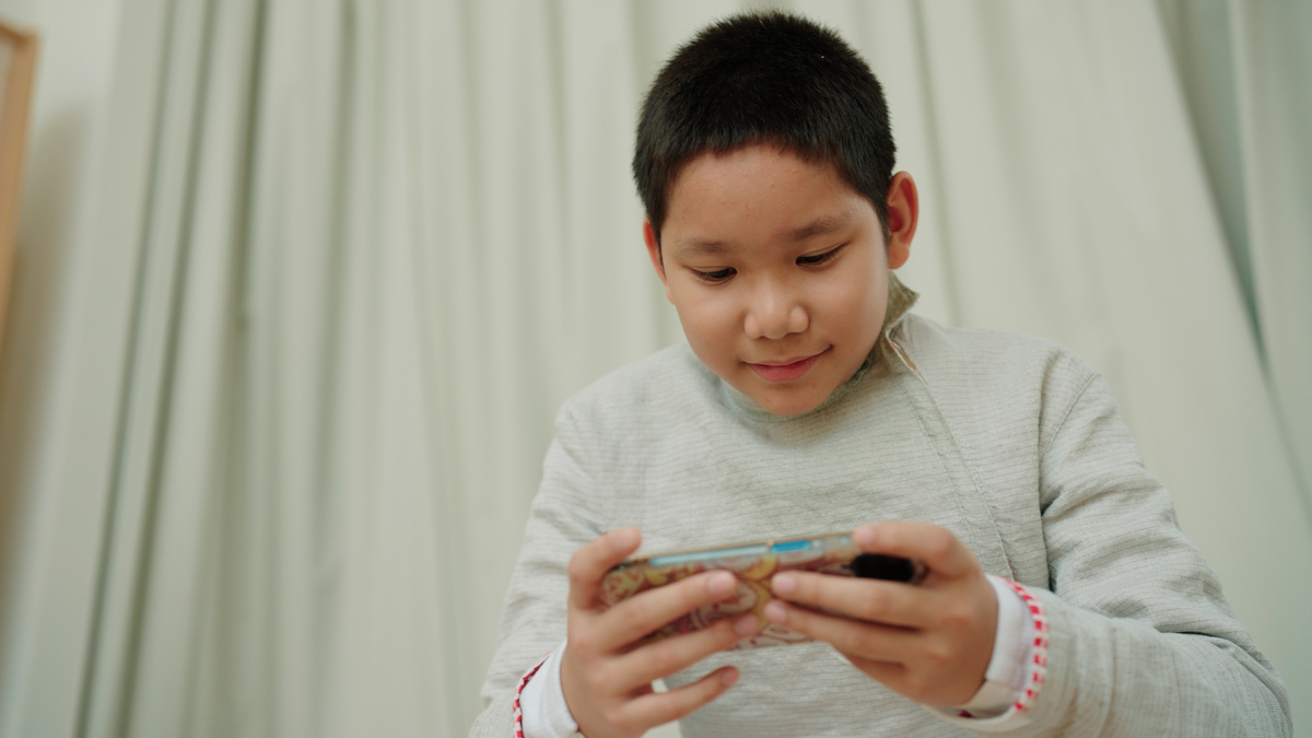 扮演一名短视频自媒体博主根据以下的内容写出一条30字的短视频标题：孩子手机瘾犯了怎么办？最好的办法其实就是让娃别闲着