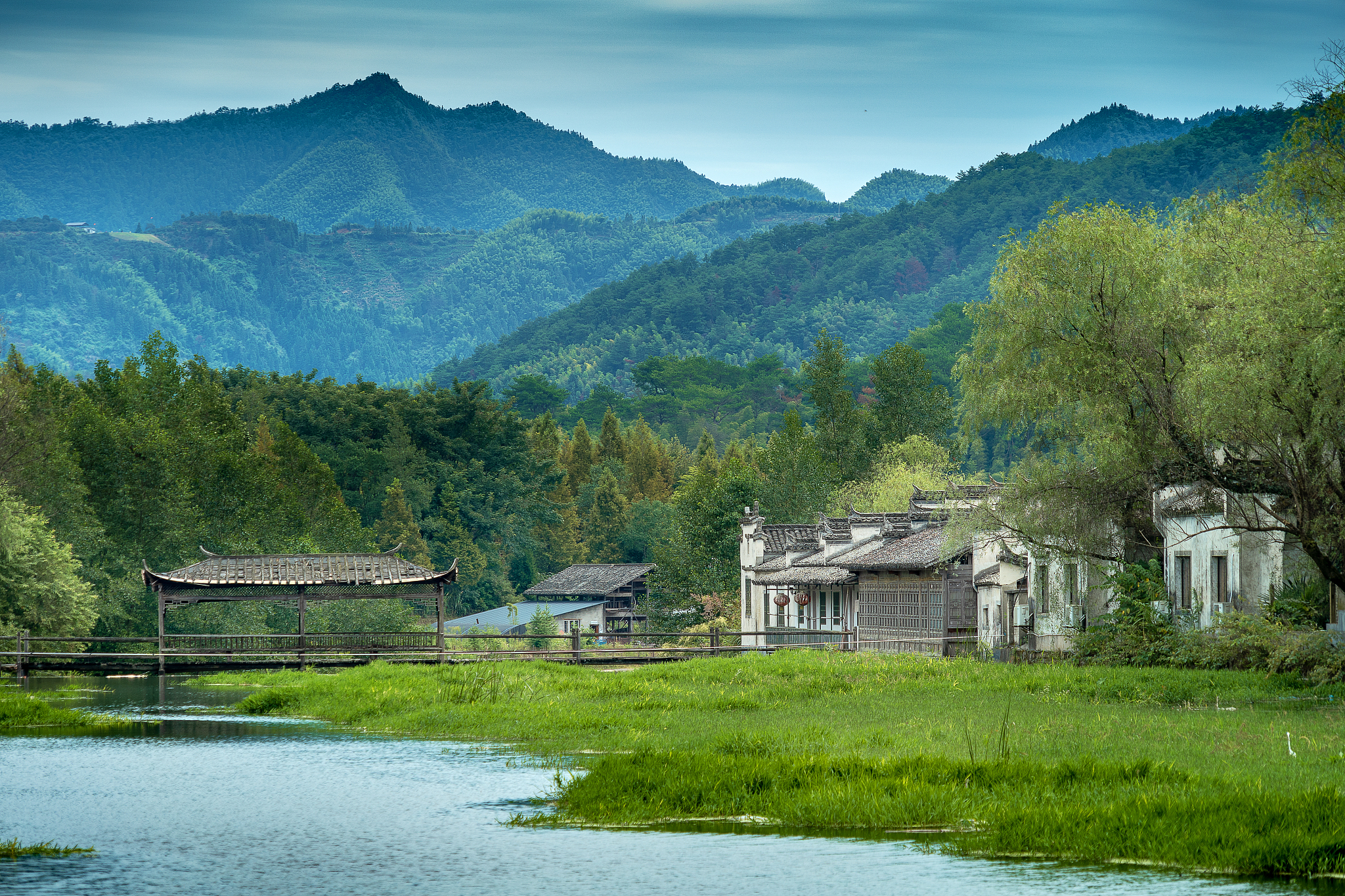 写一段山村美景40字内