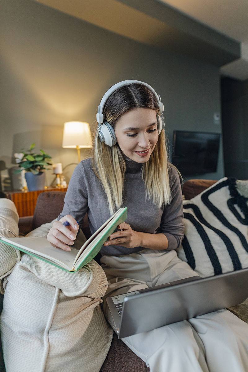 重庆市工业学校计算机平面设计专业课程内容：基础、软件、艺术设计、实践