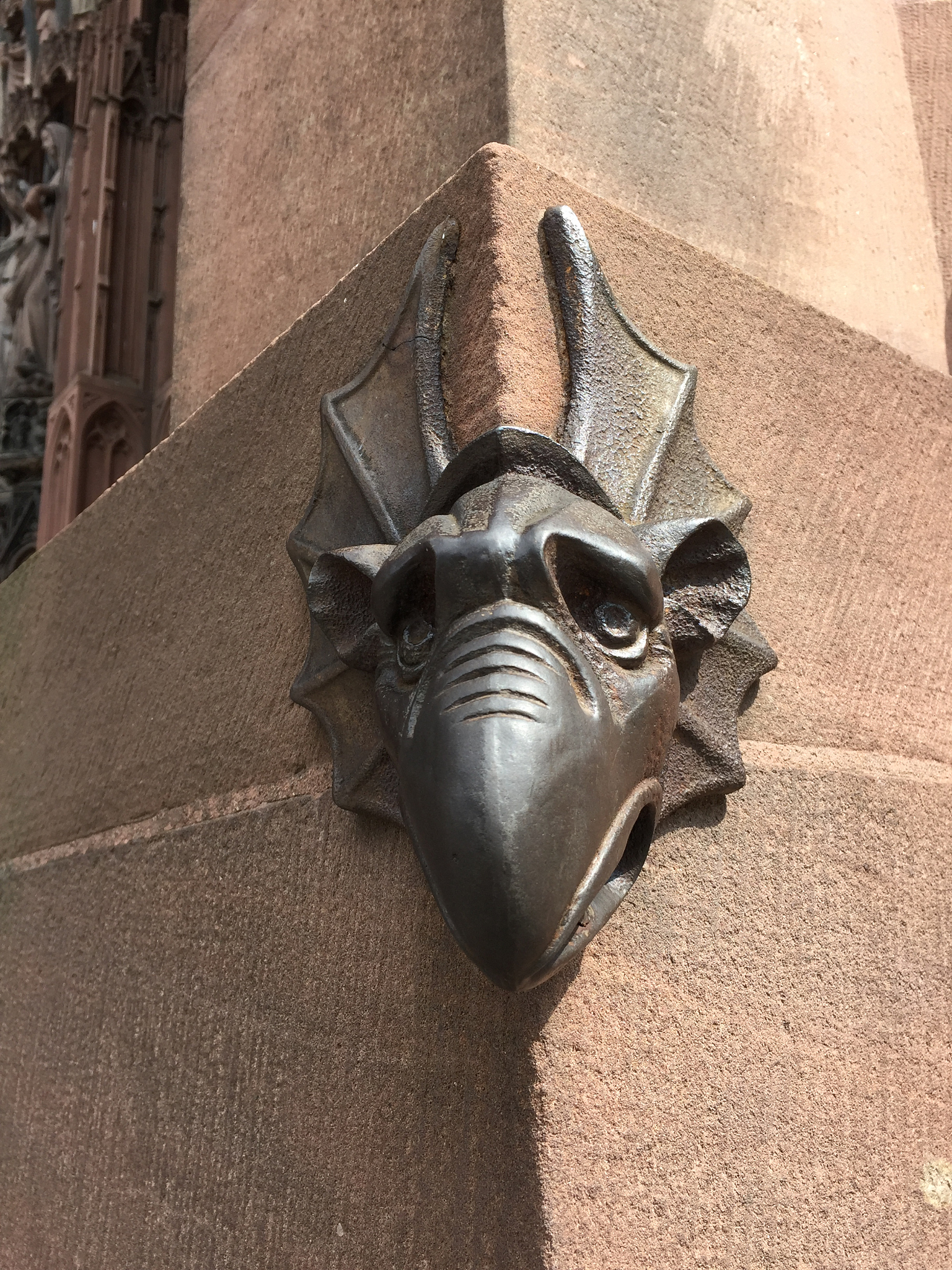 strasbourg - cathédrale, détail tête de dragon