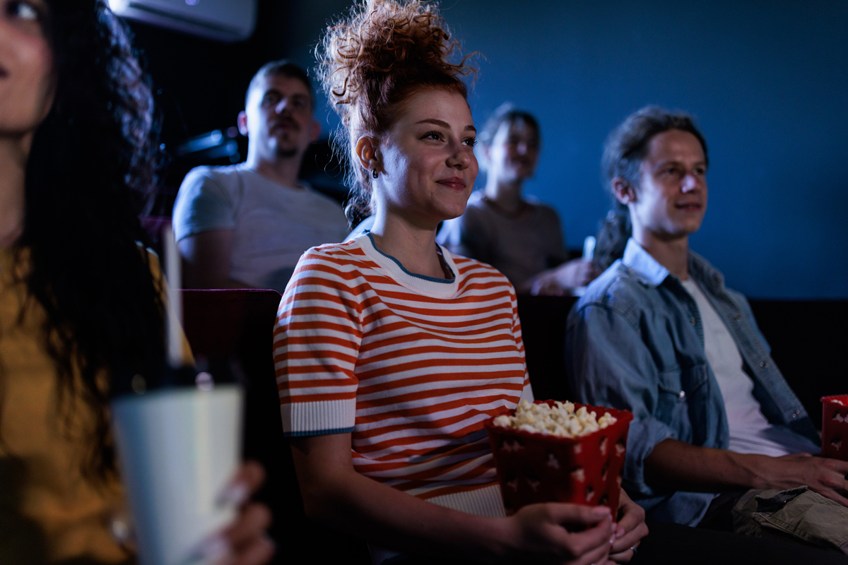 1191490419：写一份欧美电影文化相关2000字文章		欧美电影文化：从经典到现代欧美电影文化是世界电影史上最为辉煌的一段历史它不仅仅代表了电影的艺术性更是反映了欧美社会的文化、价值观和历史。从经典到现代欧美电影文化一直在不断地演进和创新成为了世界电影的重要组成部分。一、经典时期：黑白电影的黄金年代20世纪初电影还只是一种新兴的娱乐形式但是很快便得到了广泛的认可和接受。在这个时期欧美电影文化