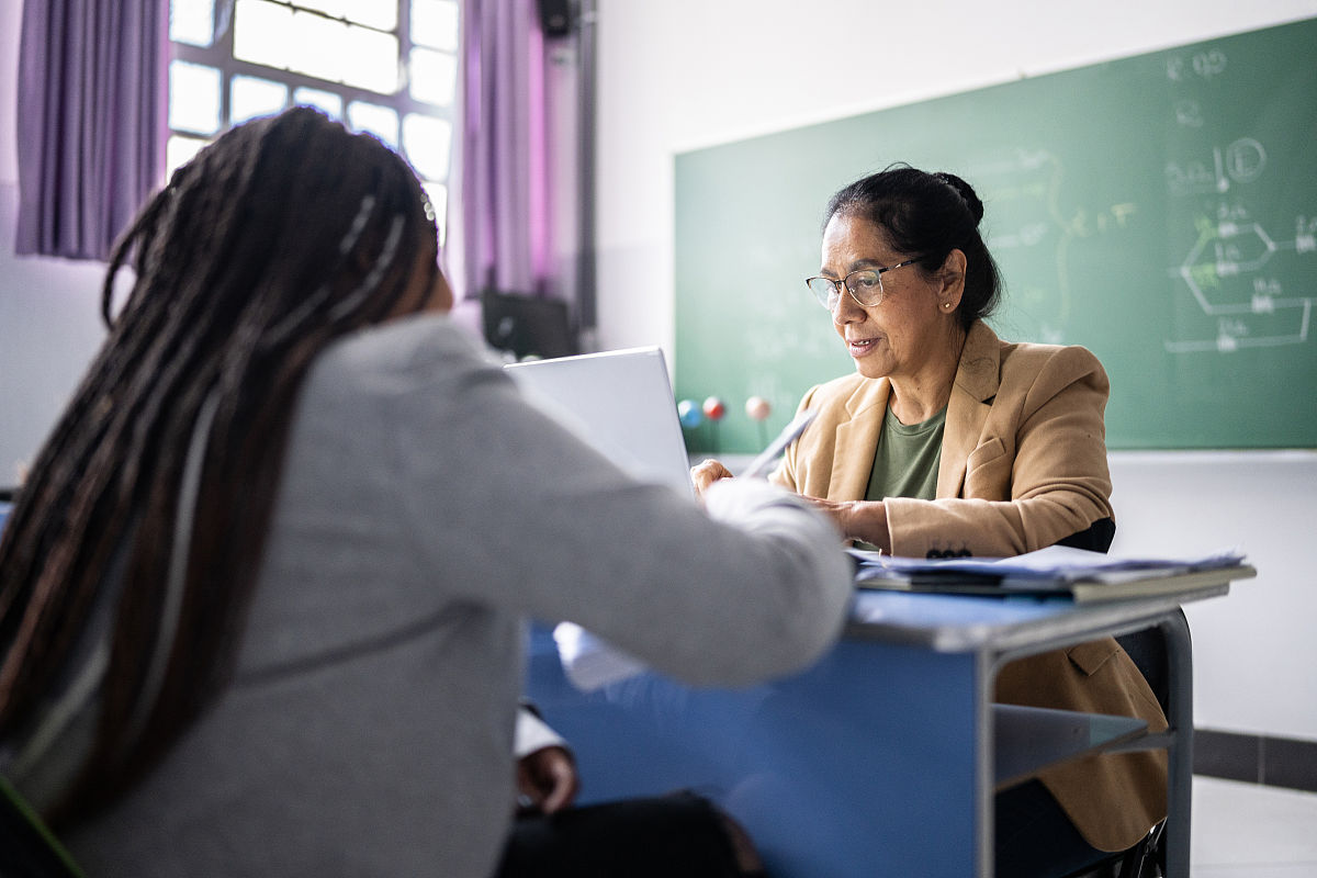 单亲家庭孩子的蜕变：一位高中班主任的教育故事