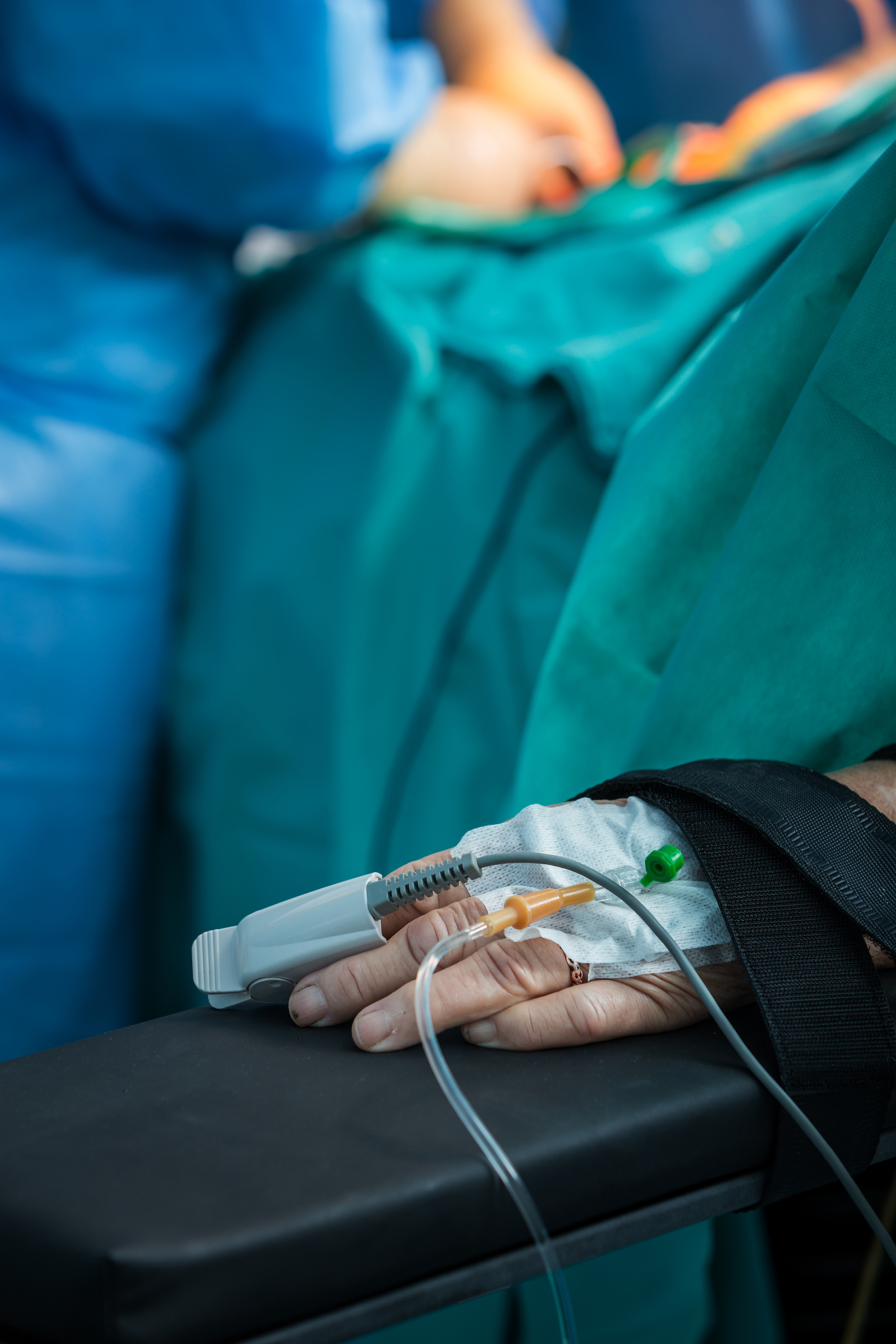 left hanf of a female patient in the operating room