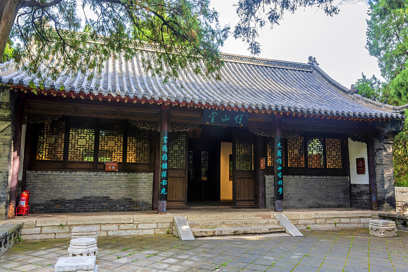 潍坊服务技工学校2022年热门专业：美容美发、餐饮管理等