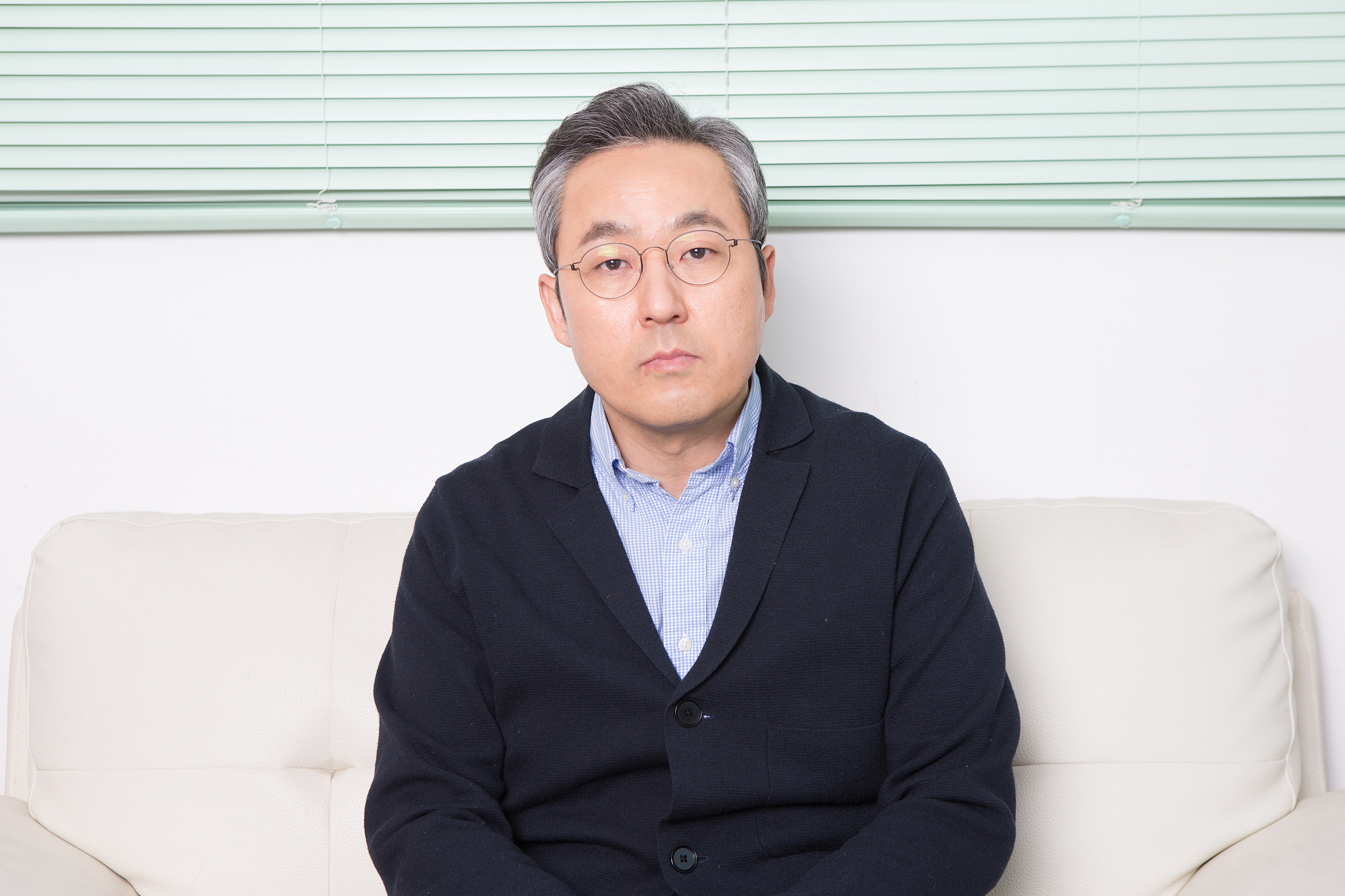 korean, middle-aged, male, sofa, sitting (body posture), express