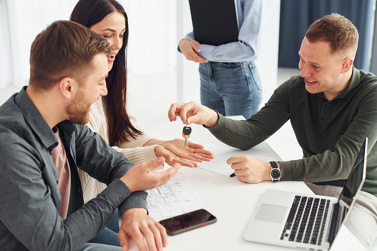 追求了一个女孩然后被拒绝然后就说做朋友然后我约她出去玩让我和她是同个厂他问我害不害怕？他明天不去上班也不出去玩