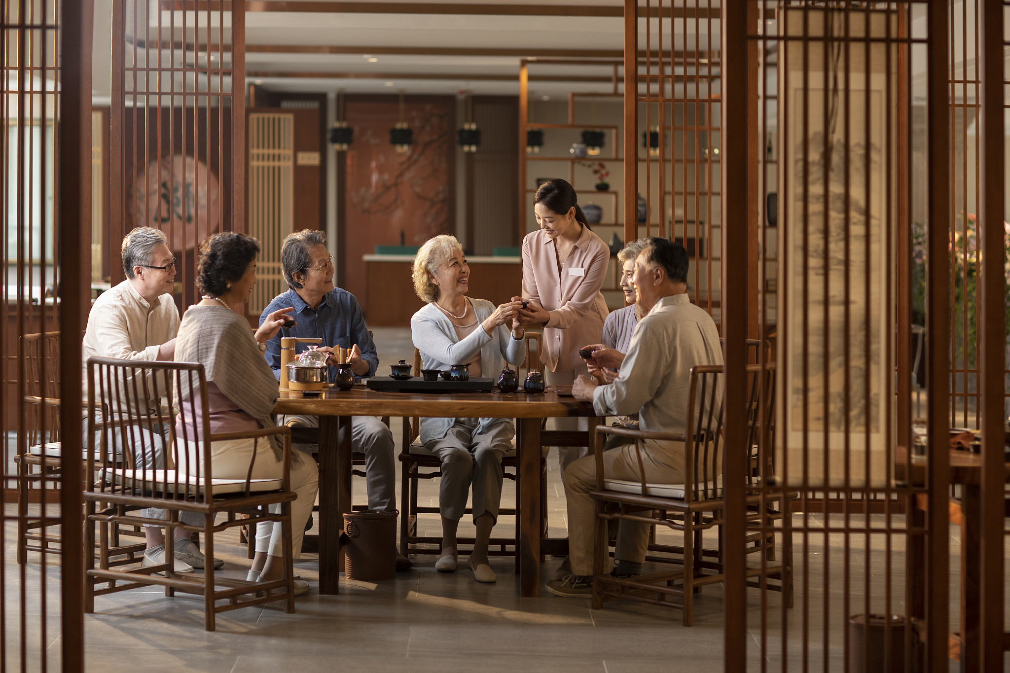 以思维导图的形式呈现下文文章结构：北京首个此类私人场所一一松堂茶馆的附屈楼里回荡着儒家圣歌的声音。一群佛教信徒正试图让一位刚离世的病人的灵魂平静下来。近20年前当我第一次来到这家临终关怀医院时病人平均只住了18天。现在它的服务对象是非绝症患者平均住院时间约为5年。Para3中国是世界上老龄化人口最多的国家人们对老年人的态度和对待方式正在发生变化。在过去中国很少提及老年人的权利。相反祖先崇拜和儒家对