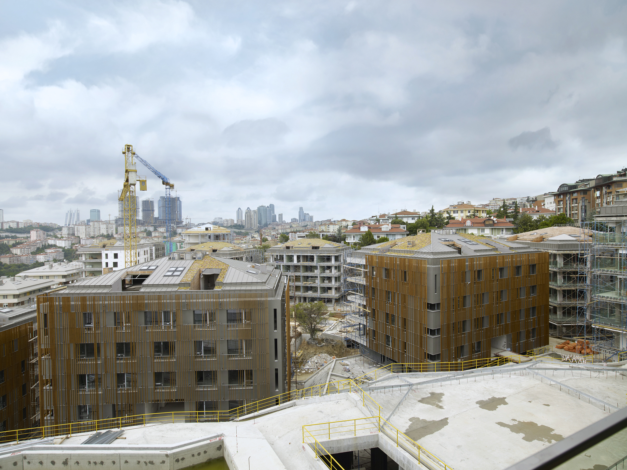 请用中文对后面网站内容生成总结不要少于10个句子 httpswwwusatodaycomstoryentertainmentcelebrities20230402nita-mukesh-ambani-center-opening-mumbai-zendaya-tom-holland11588562002