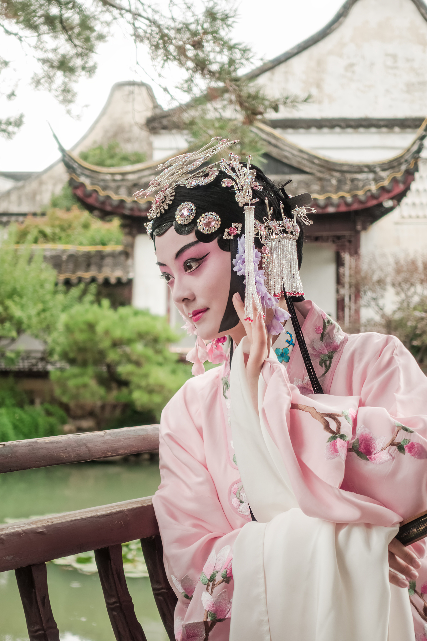 中国园林内演出的戏剧演员
