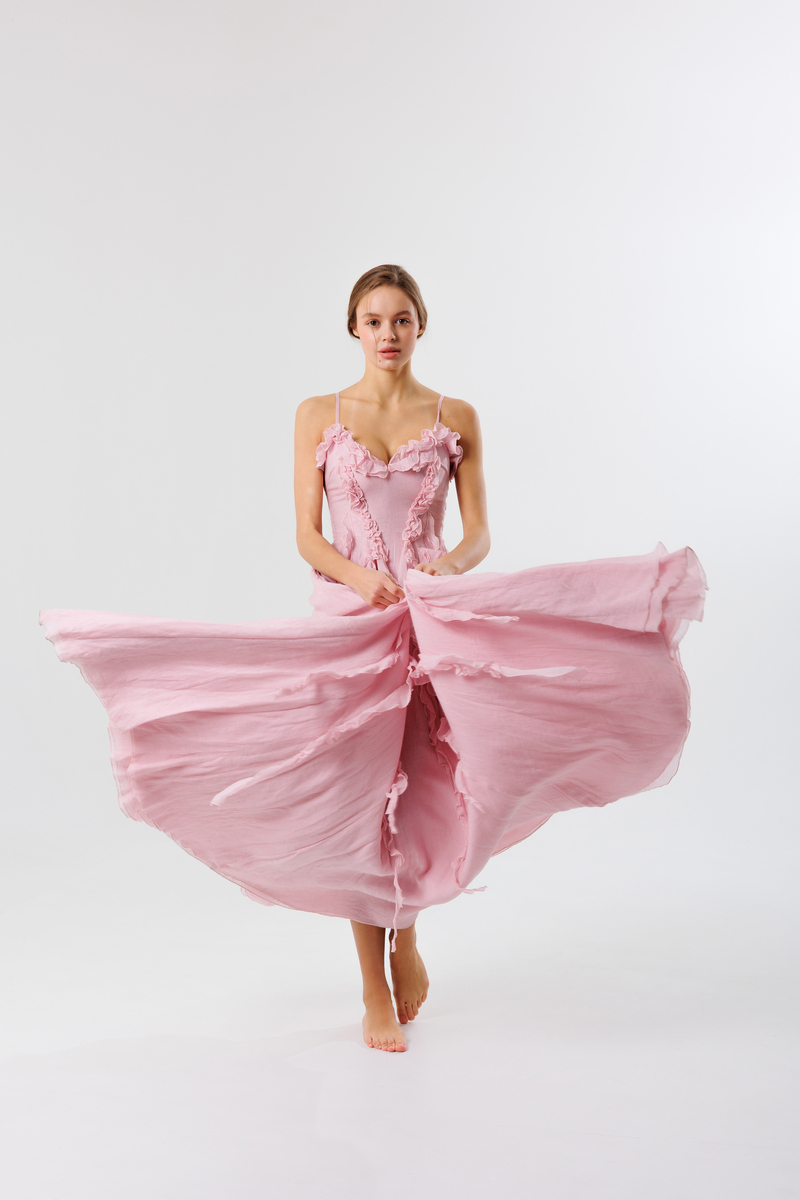 撰写一篇时尚穿搭美文粉色是温馨是梦幻的元素它给女孩带来了憧憬童话的遐想以它为主色渲染在长裙上精致而巧妙的构思让裙子更精美俏皮