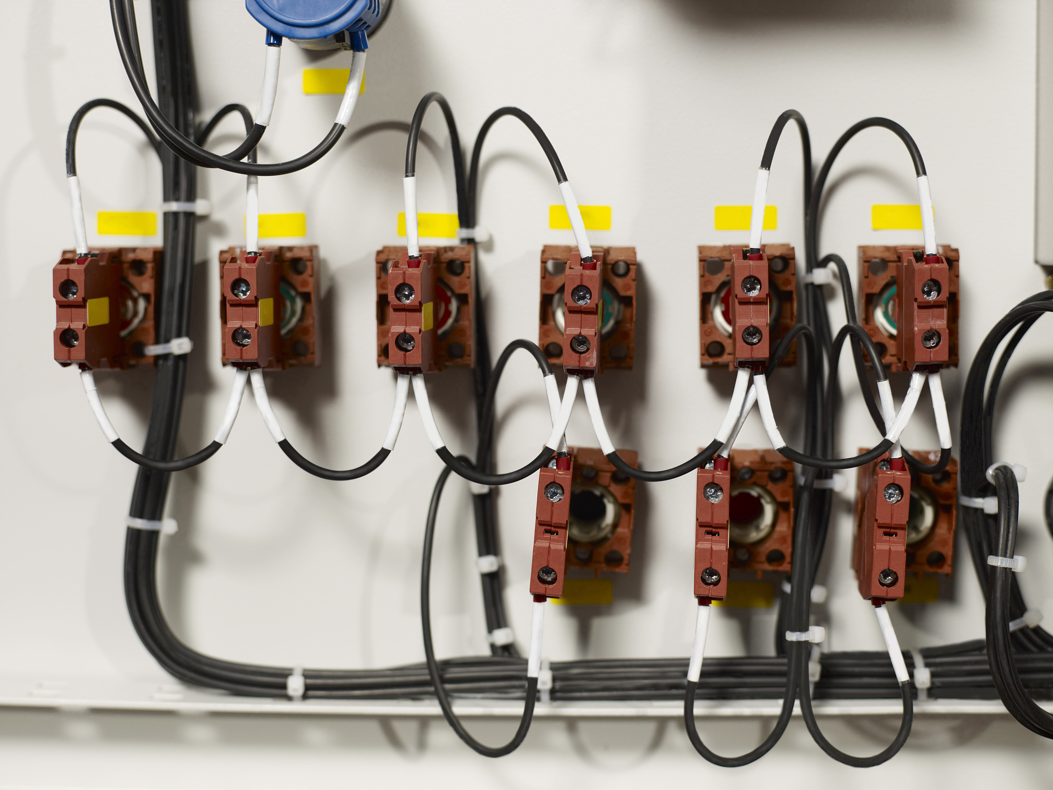 改写下面这段话从结构上来看SIR 是由两个或两个以上具有不同特性阻抗的传输线串联而成的终端短路或开路的谐振器与之相对的是均匀阻抗的传输线谐振器UIR。