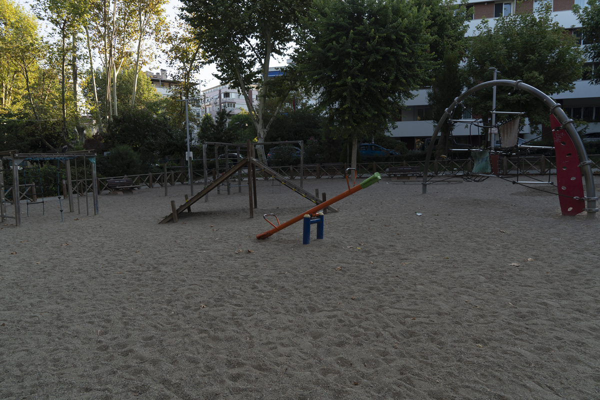 根据论文题目幼儿户外体育活动对幼儿健康影响研究具体说明通过多种方式完善幼儿园体育设施如何能对幼儿健康产生影响