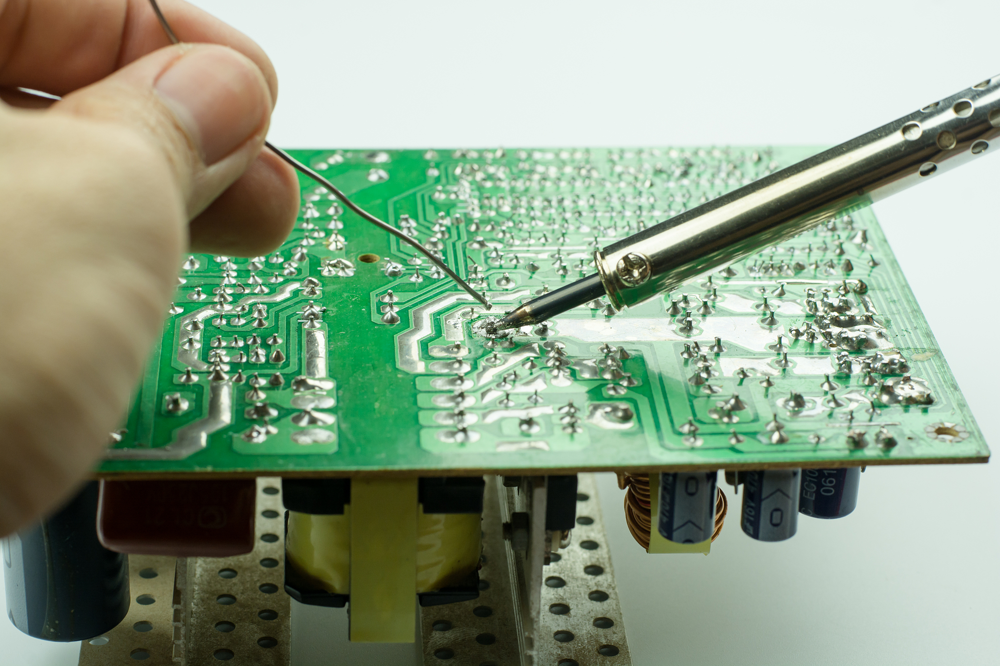 DIY的PCB加热焊台的12V的电源线采用螺丝压接。同时螺丝充当脚垫将加热板与桌面隔离开。陶瓷螺丝的隔热性较好但是比较贵有什么平替的解决方案吗