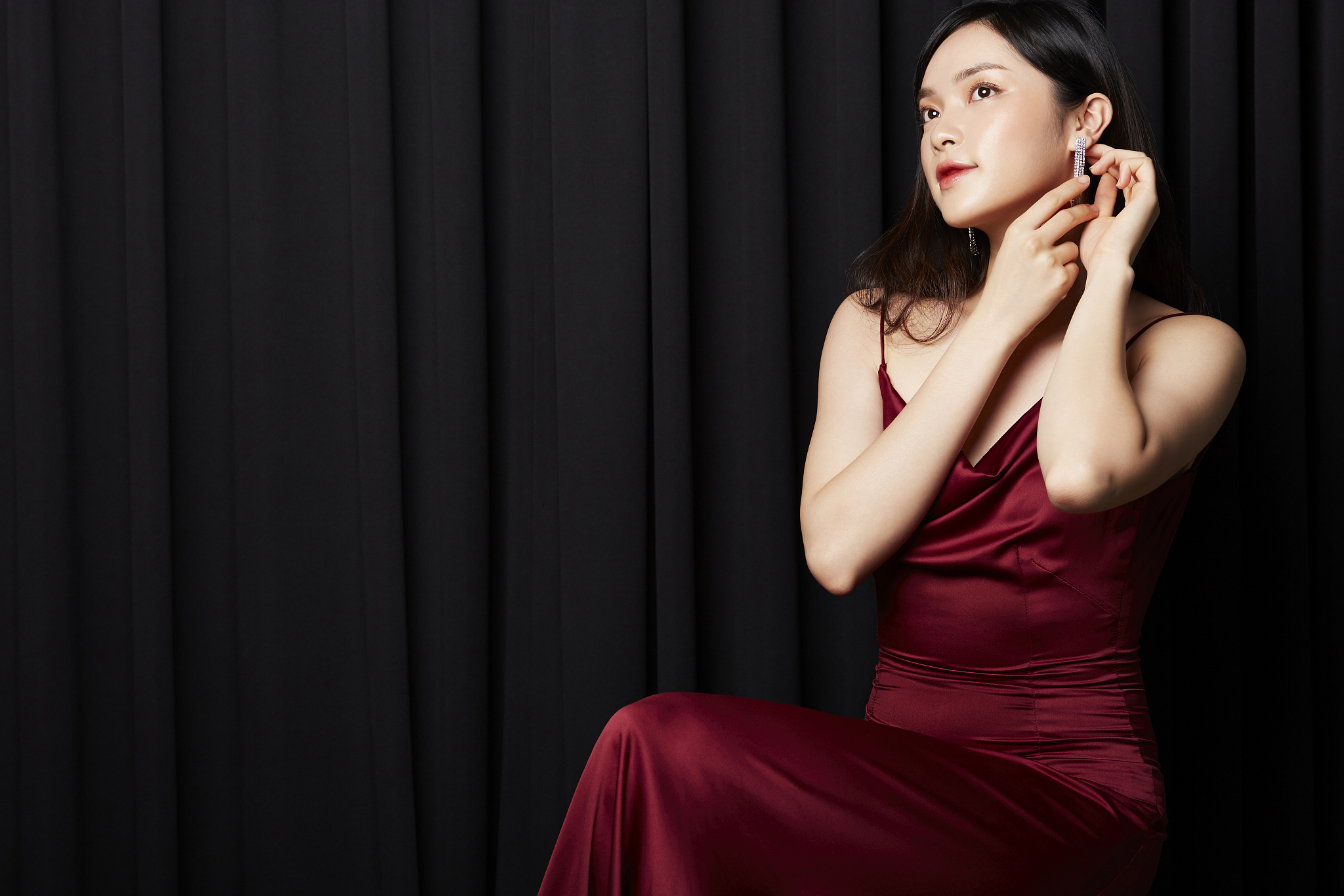 请帮我描述一个美丽的女性