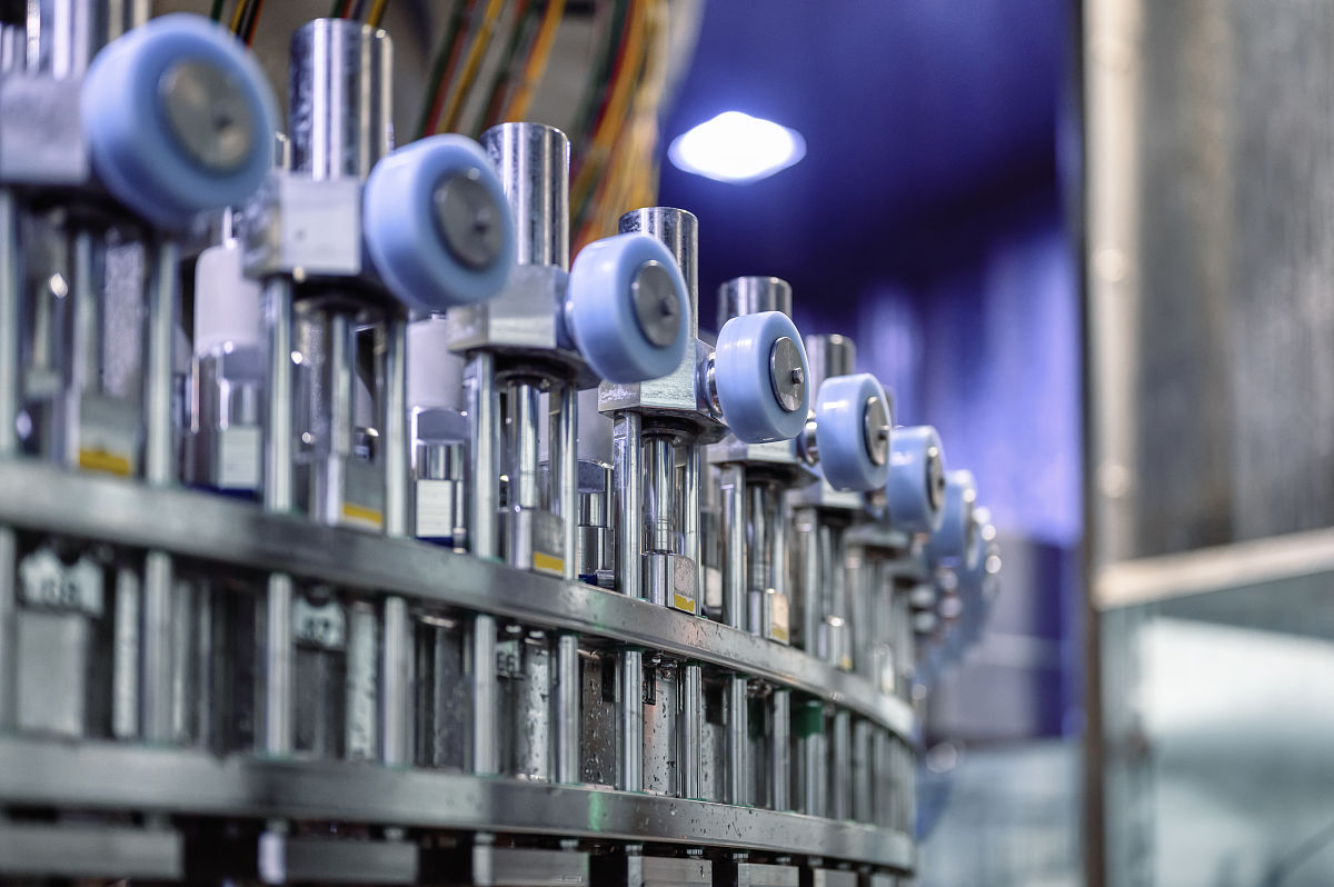 技术变革引领着工业化发展进程自18世纪60年代以来工业生产历经机械化、电气化、自动化实现了大规模生产与批量销售。