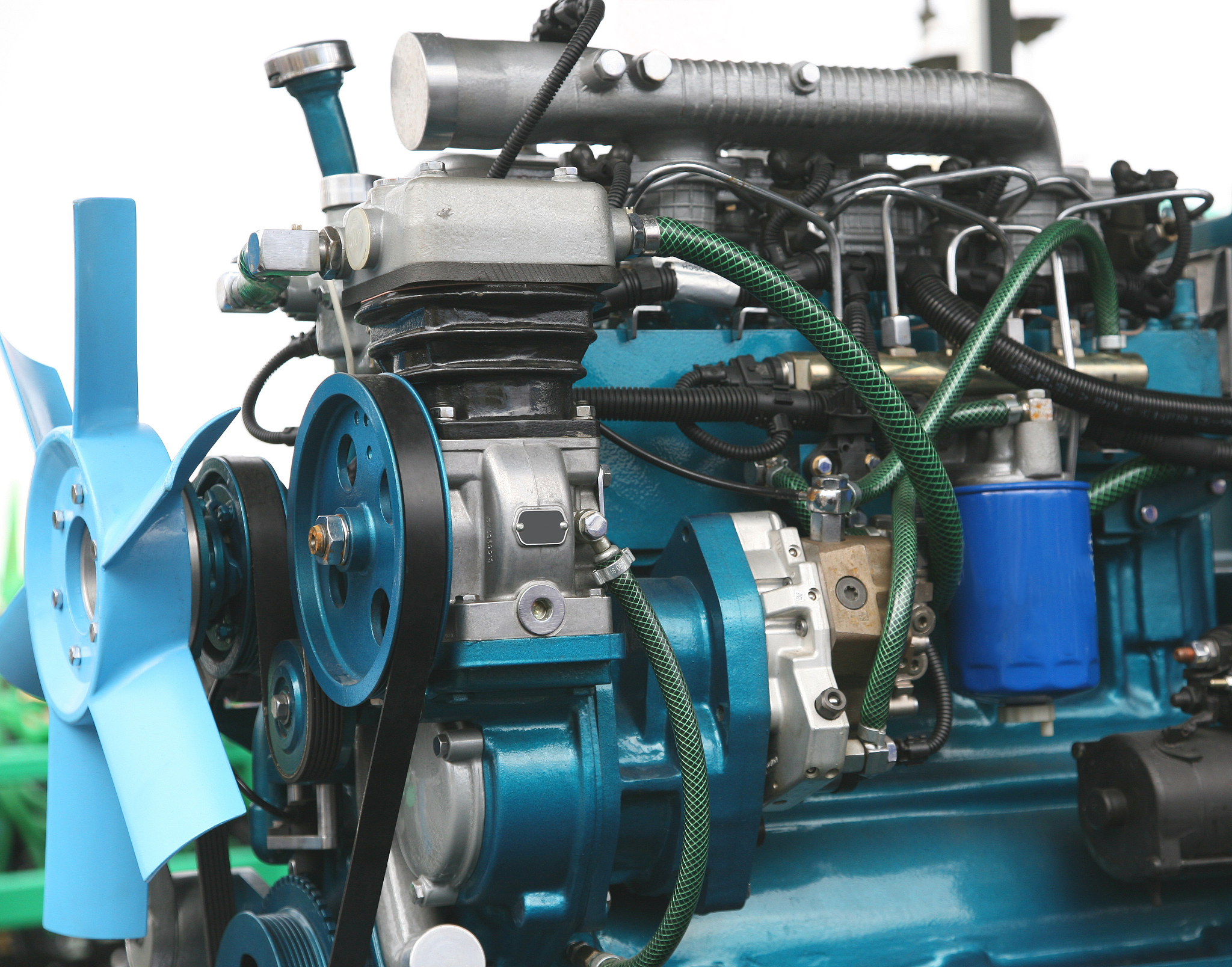 大齿轮泵配小一点流量的分配器和油缸做挖机好用吗帮我用210字详细描述