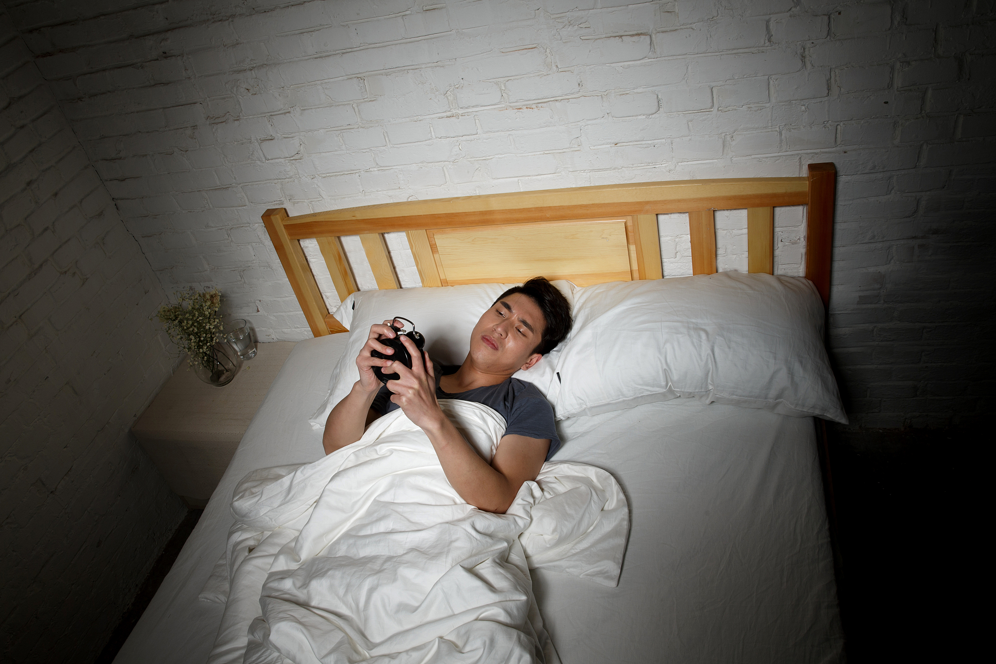 青年男人失眠
