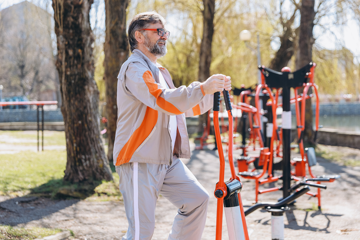 你是一位体育营销的学者请论述线上健身休闲产业的定义线上健身休闲产业有哪些种类不同类型的线上健身休闲产业的现状及发展趋势是怎样的。