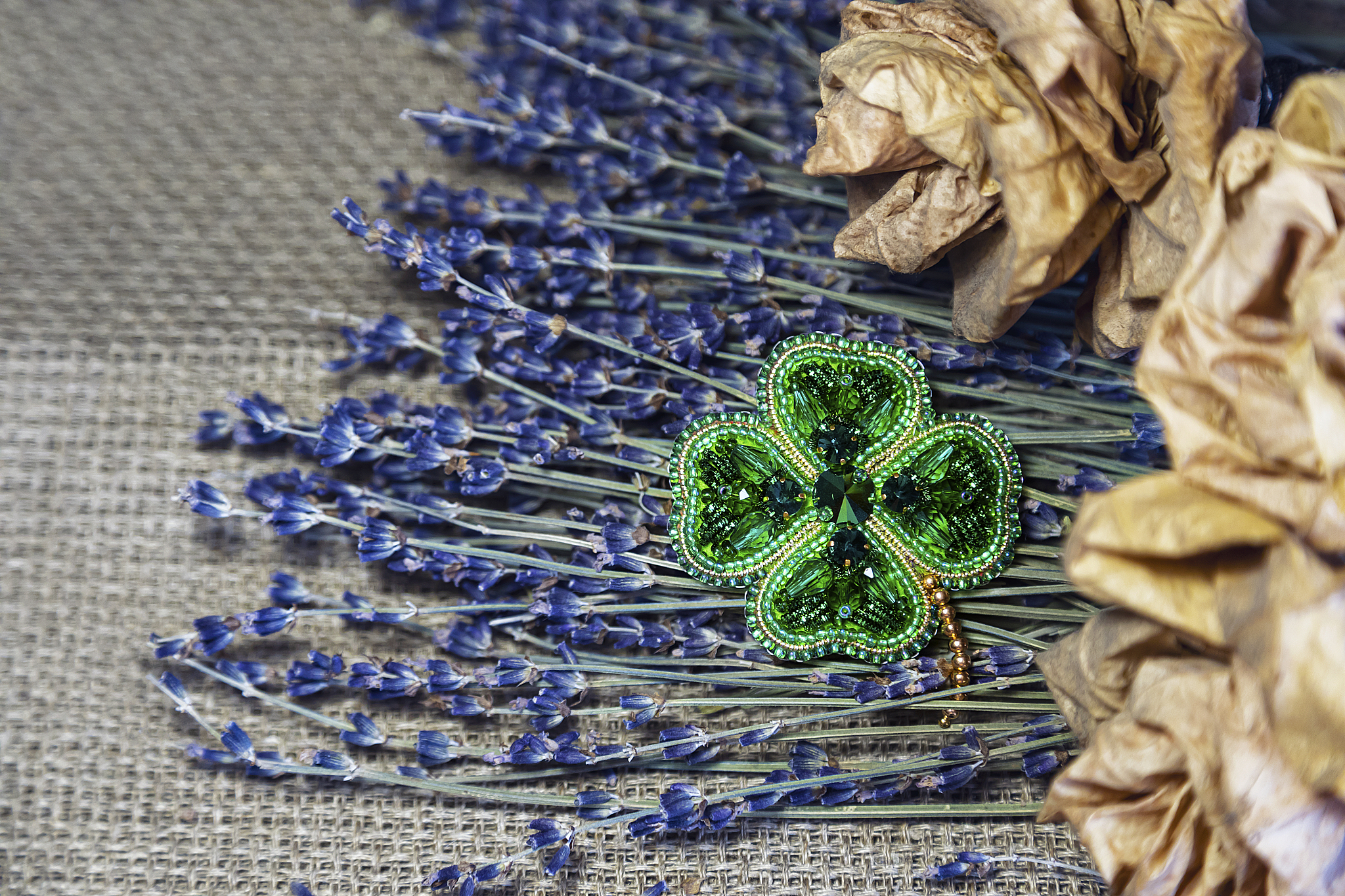 translate 【 Easy to Use】The brooch set have holes on the backso there are tow ways to fix the handicraftsUse a needle and thread to sew the handicraft onto the brooch or use hot glue to attach it to t