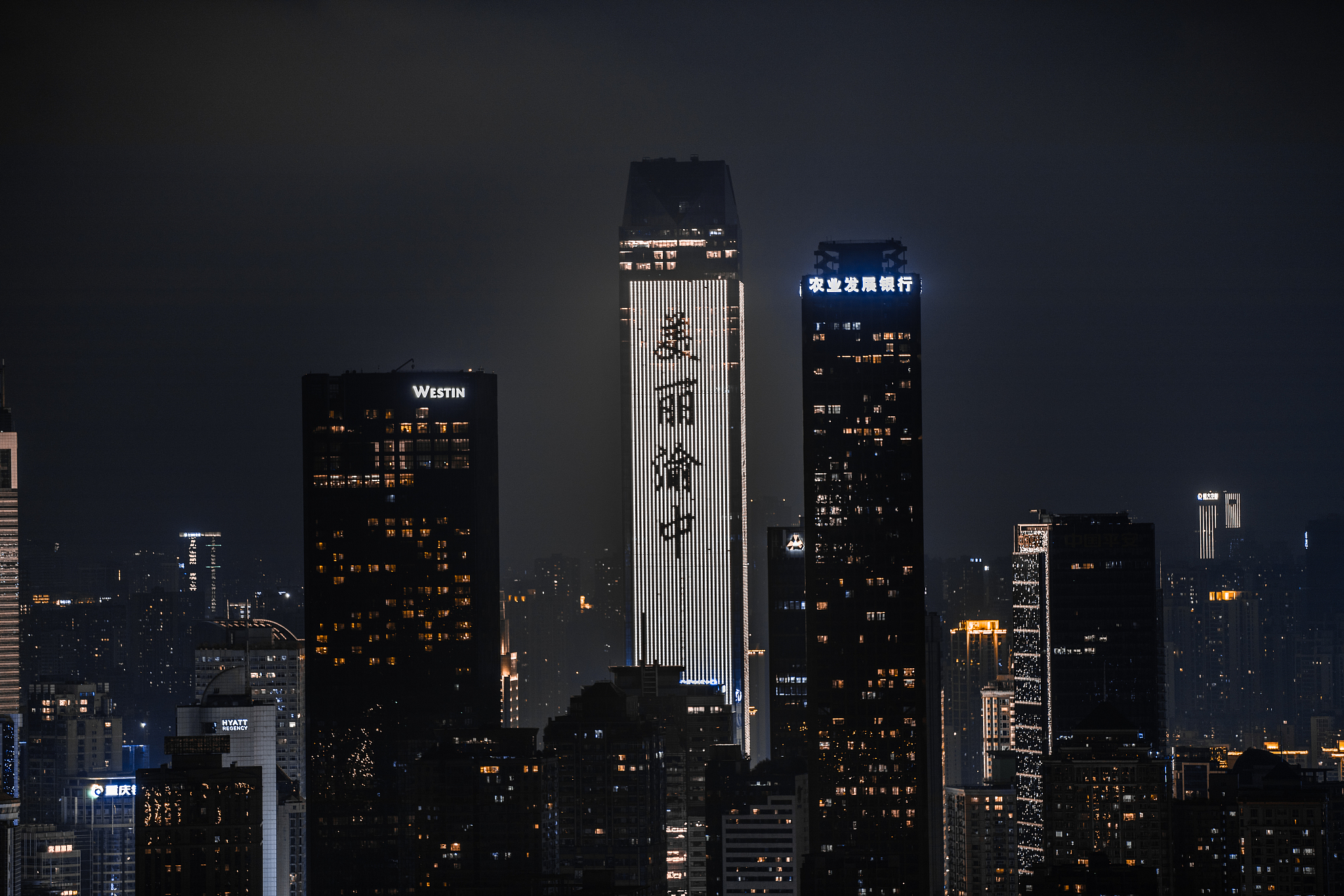 你作为导游请帮我策划去重庆3日的旅游行程内容包含酒点早餐午餐晚餐的地方并且要具有本地特色