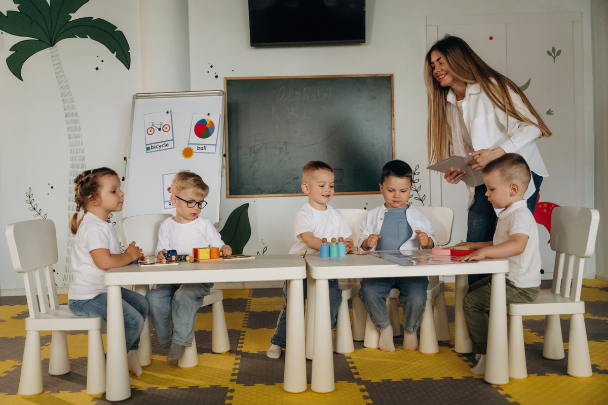 你现在的身份是文章参赛者请参照《花开有时衔接有度——幼儿园大班幼小衔接工作探究》题目围绕幼儿园课堂教学进行拟题题目要有新颖性和创新性