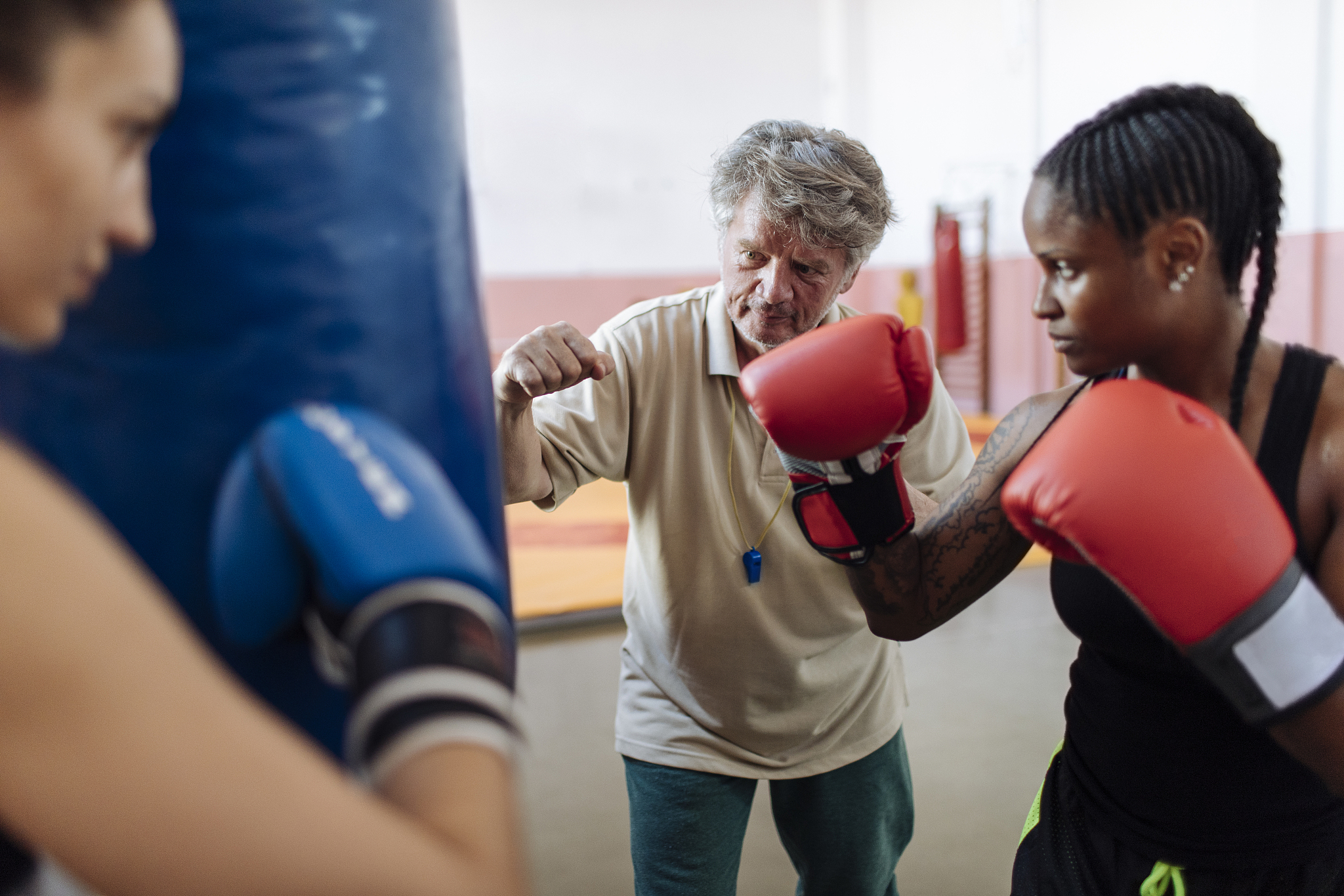 大哥晚上辛苦了他是跟我们一起出去干活的临时工。一位与钟离一般高、同样装扮、些许秀气的年轻人凑上前道。士兵瞥了一眼这个年轻人后道：过去吧。钟离你怎么又迟到！你差点就被扣工资了还好多亏我给你报道但也害得我迟到被扣工资了你可得……我哪儿经常迟到了？钟离看着这个搭着自己肩膀的年轻人道：幻凡今天要干啥来着？啊？幻凡满脸诧异道：算了快走吧今天要去外面给那些荒漠上的‘遗民’发物资这是我们第一次去城市外面呢好兴奋