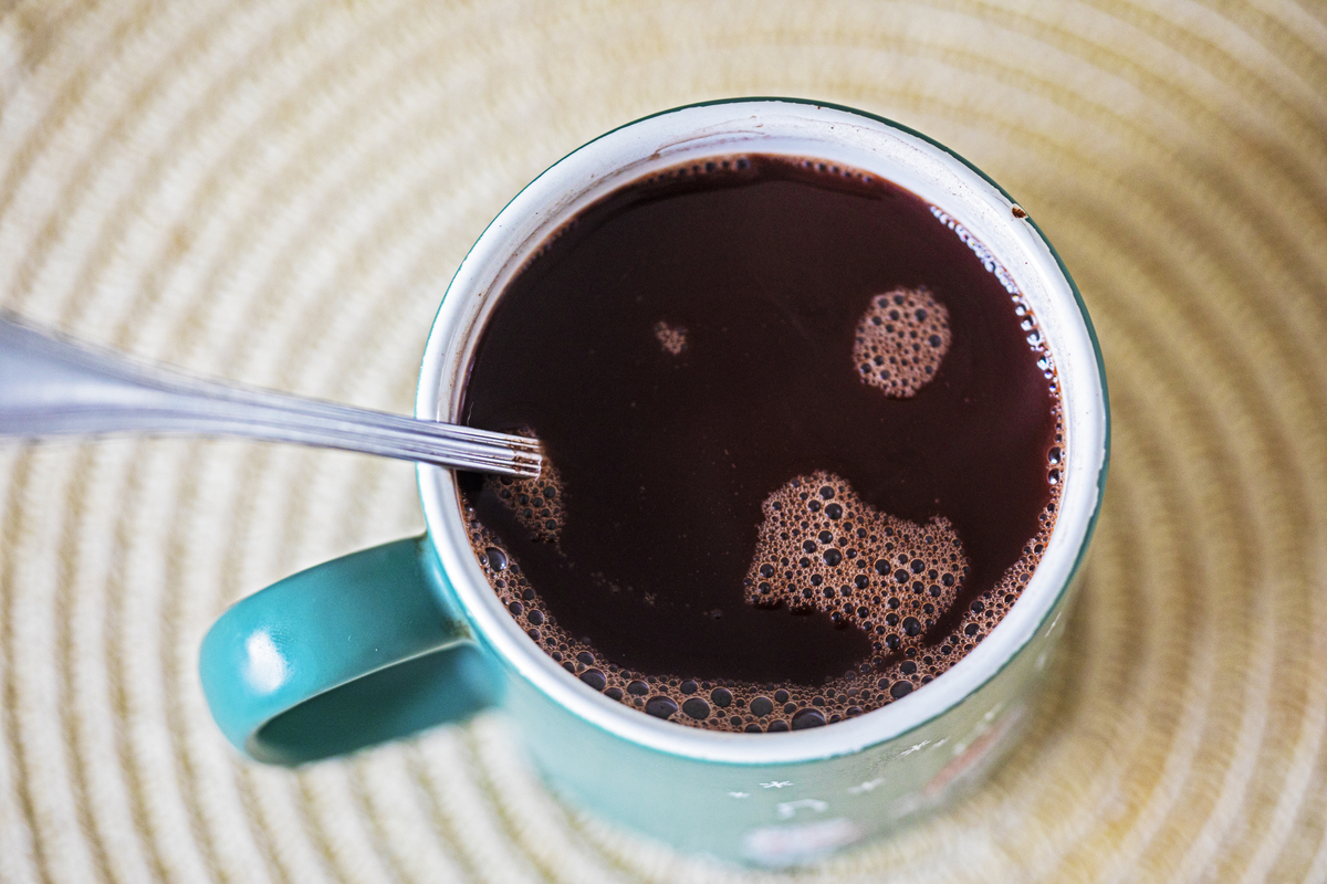 请告诉我，速溶咖啡、挂耳咖啡、浓缩咖啡、奶咖、手冲咖啡之间的关系和区别，并说明她们之间的各自的优缺点。