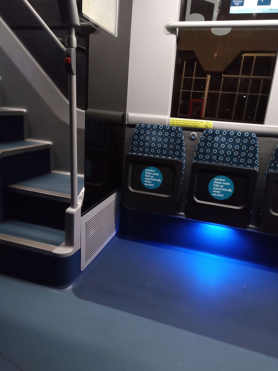 针对以下议题写出会议纪要：1研究聘用常年法律顾问服务事宜。2研究财务绩效审核服务机构的选定。3研究贯彻自治区杨伟东副书记、黄志强副主席关于加强招商引资工作批示指示精神的落实方案。4研究加强新冠疫情防控工作、完善工作措施的方案。