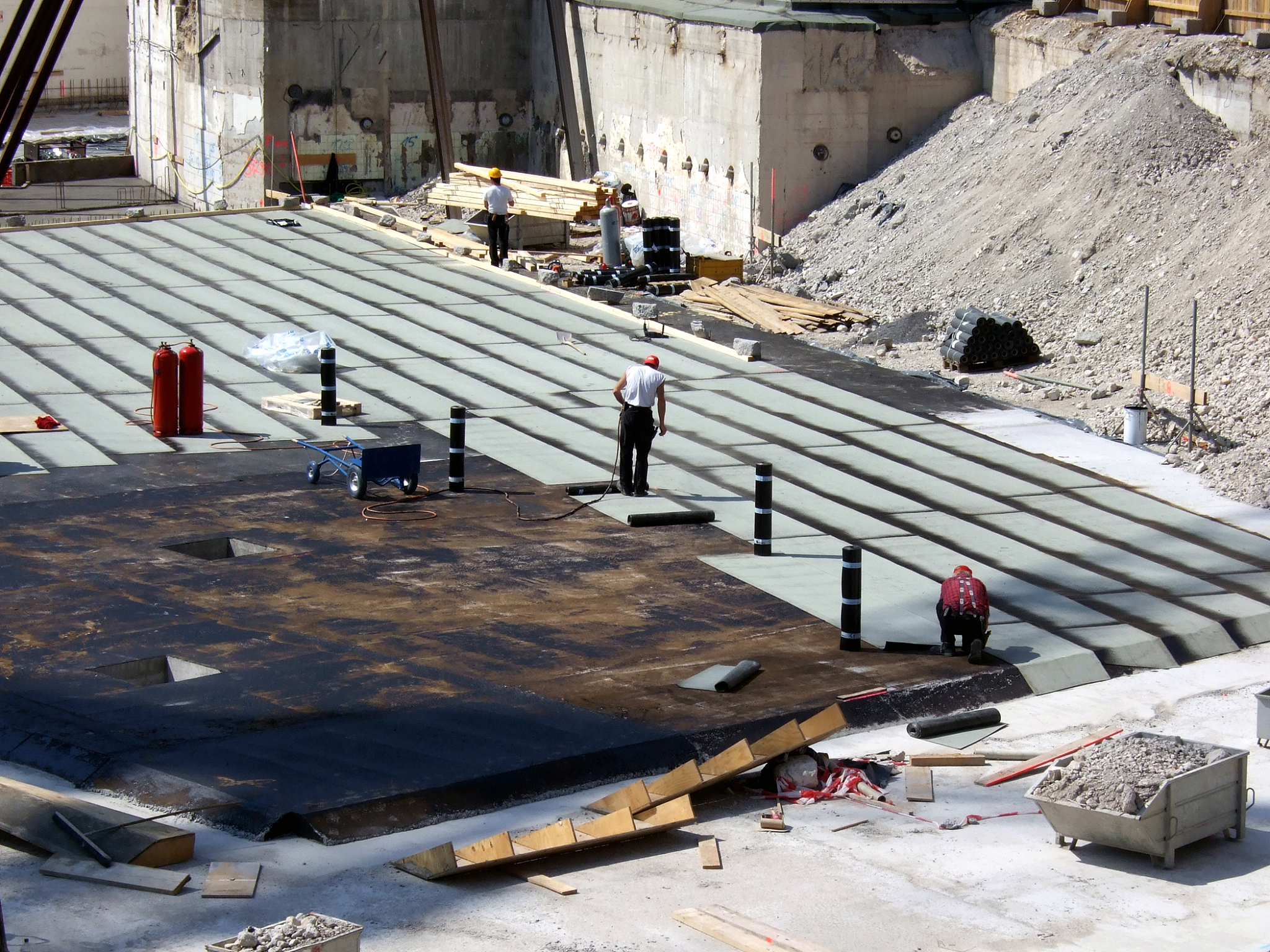 带标题原文如下：7月20日有网友爆料称上海嘉定一体育场馆因暴雨屋顶坍塌。相关部门：确有此事系大雨所致未造成人员伤亡目前场馆已停业整顿。