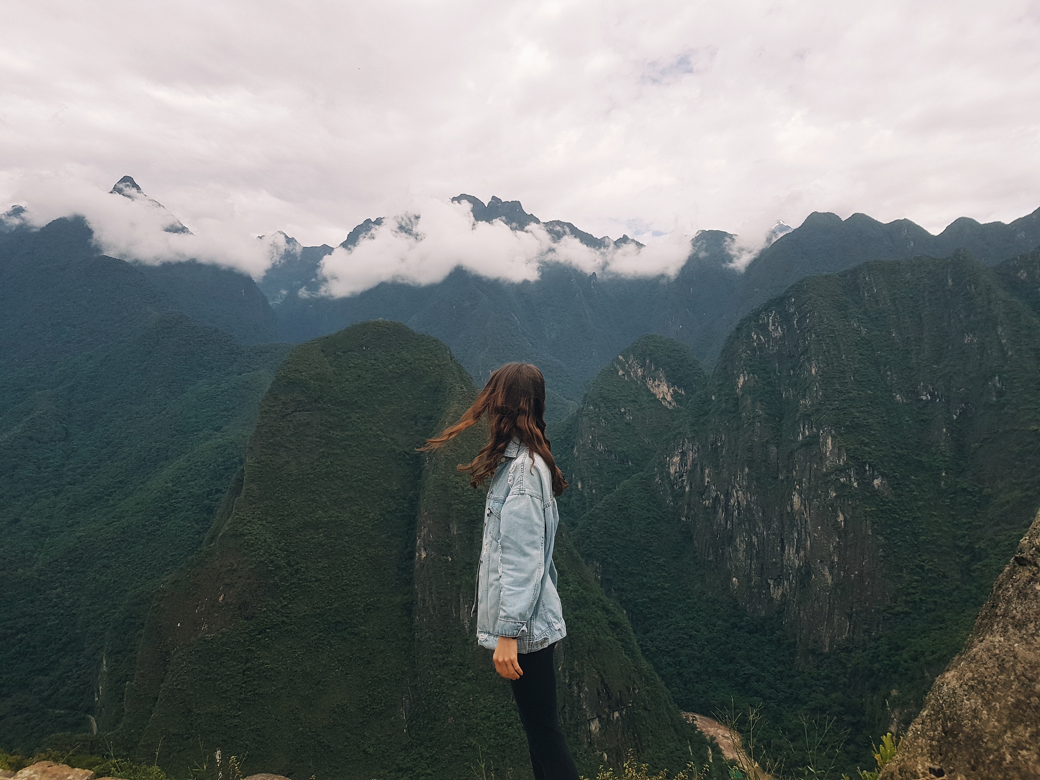 《白象似的群山》人物分析：他们之间是真爱吗？