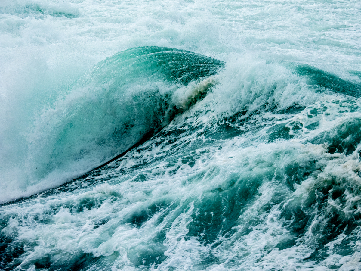 海浪波涛汹涌的英文表达方式