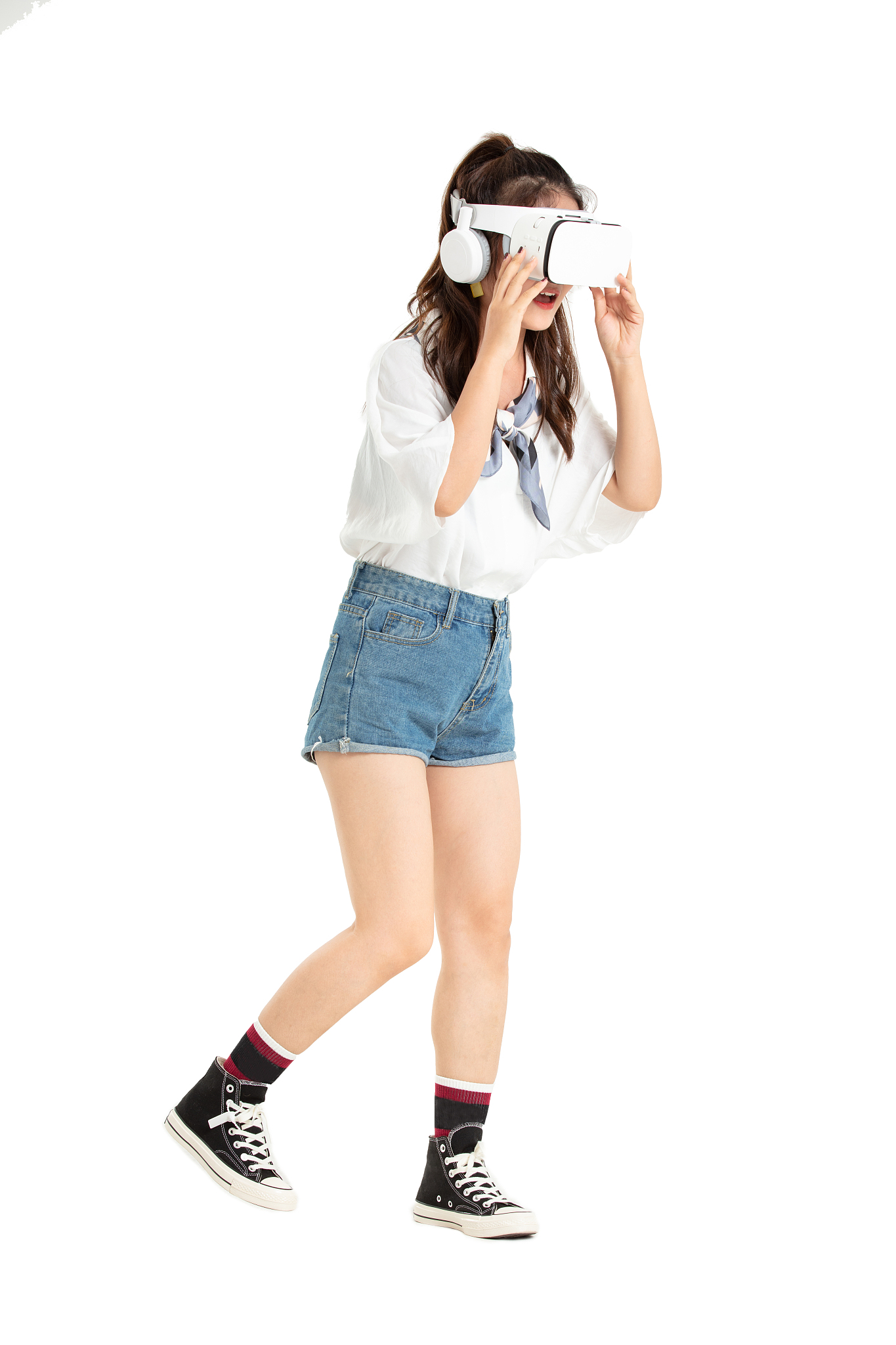 头戴vr娱乐的年轻女学生